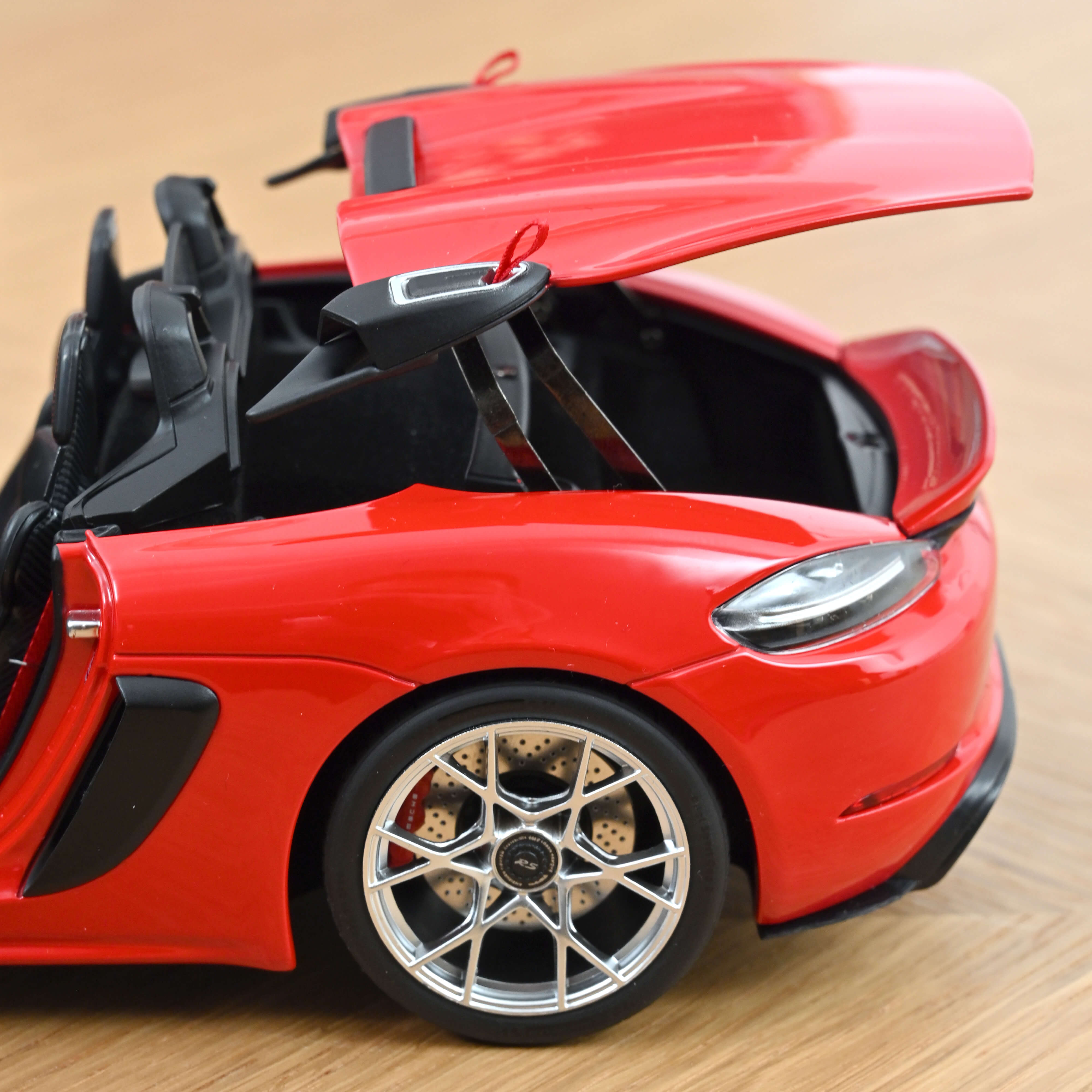 norev-porsche-718-spyder-rs-2023-modellino-auto-1-18-rouge-indien image 7