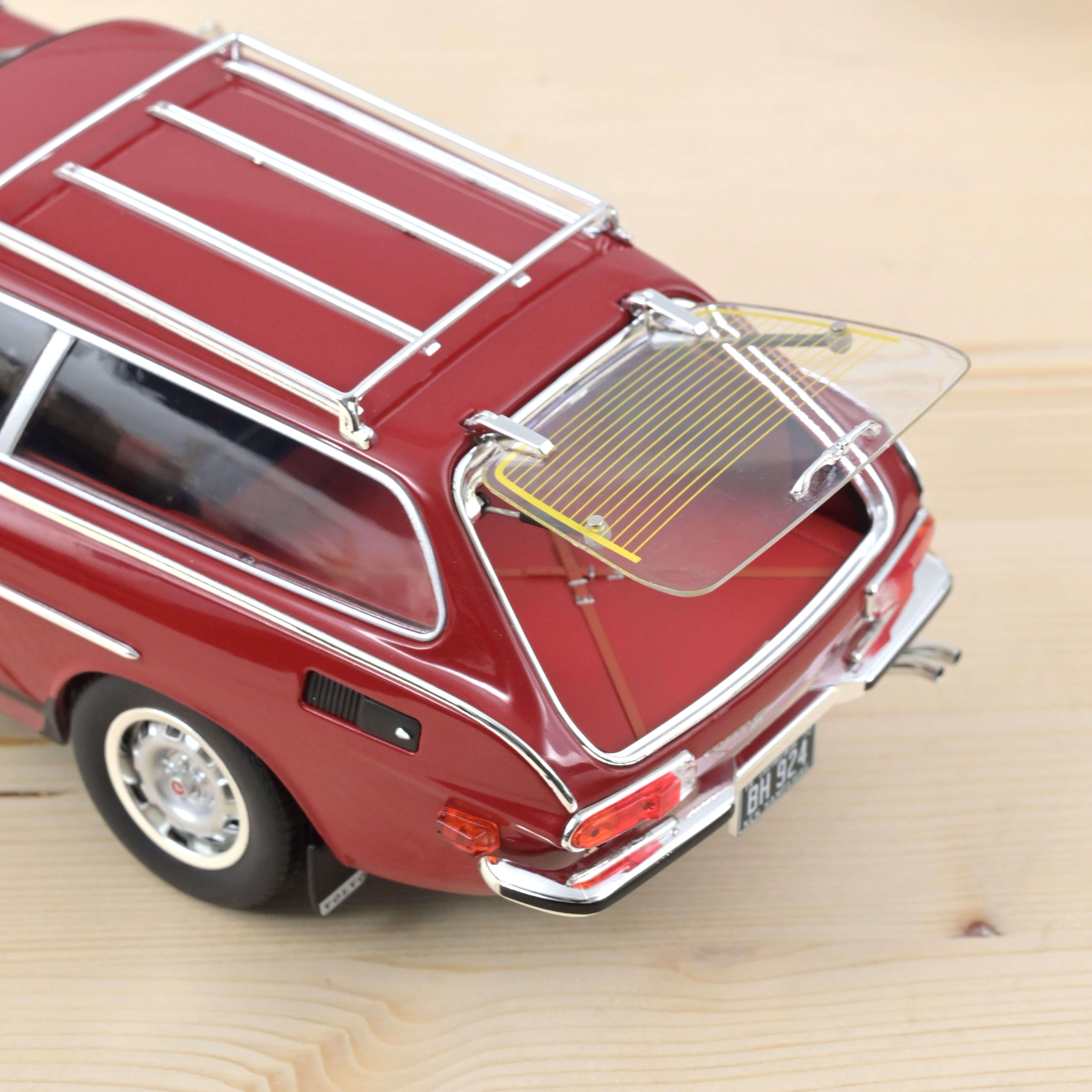 norev-volvo-1800-es-versione-us-1972-modellino-1-18-rosso-con-portapacchi image 3