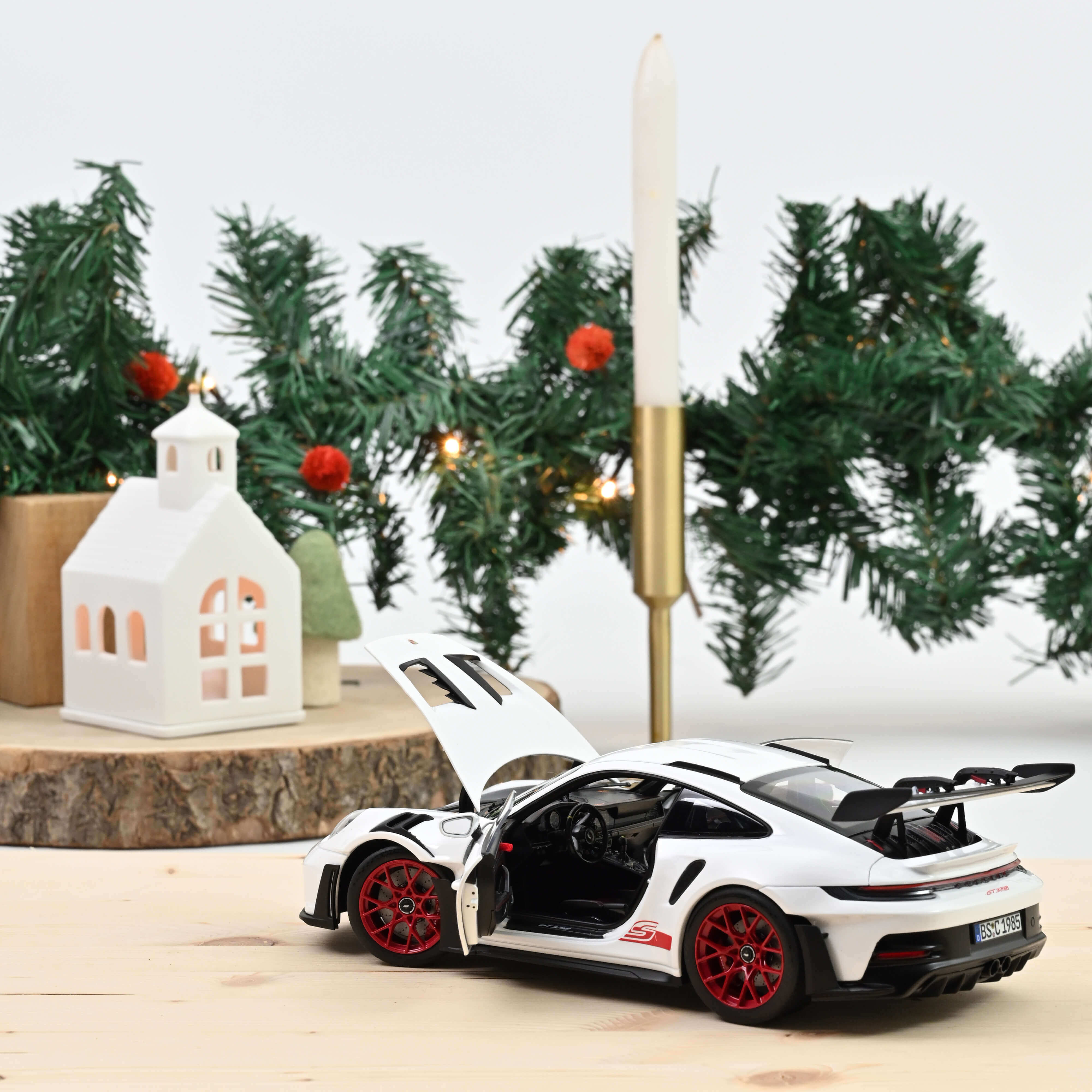 norev-porsche-911-gt3-rs-2022-bianco-e-rosso-pyro-modellino-1-18 image 2