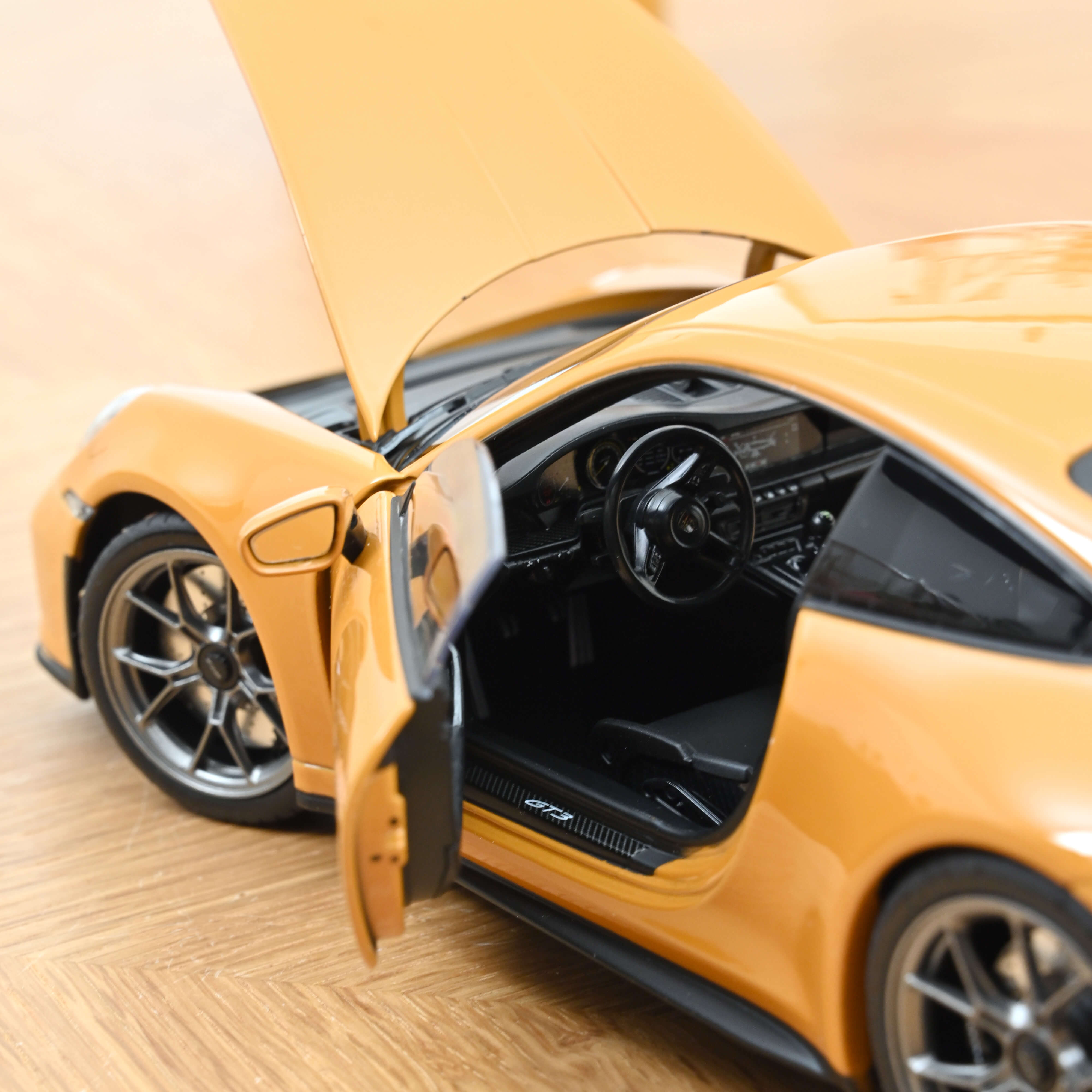 norev-porsche-911-gt3-2021-giallo-bahama-1-18 image 4