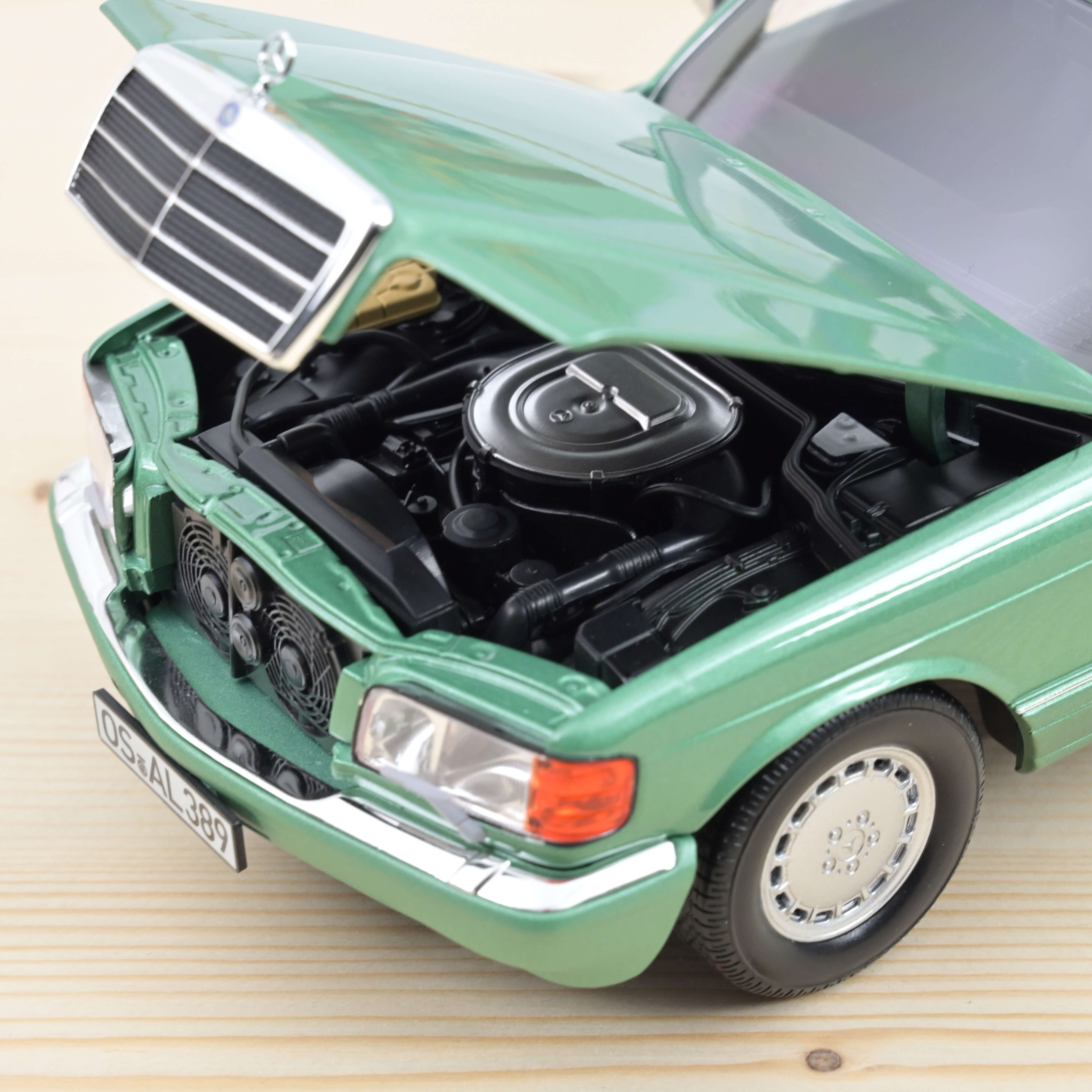 norev-mercedes-benz-560-sel-1991-verde-chiaro-metallizzato-1-18 image 3