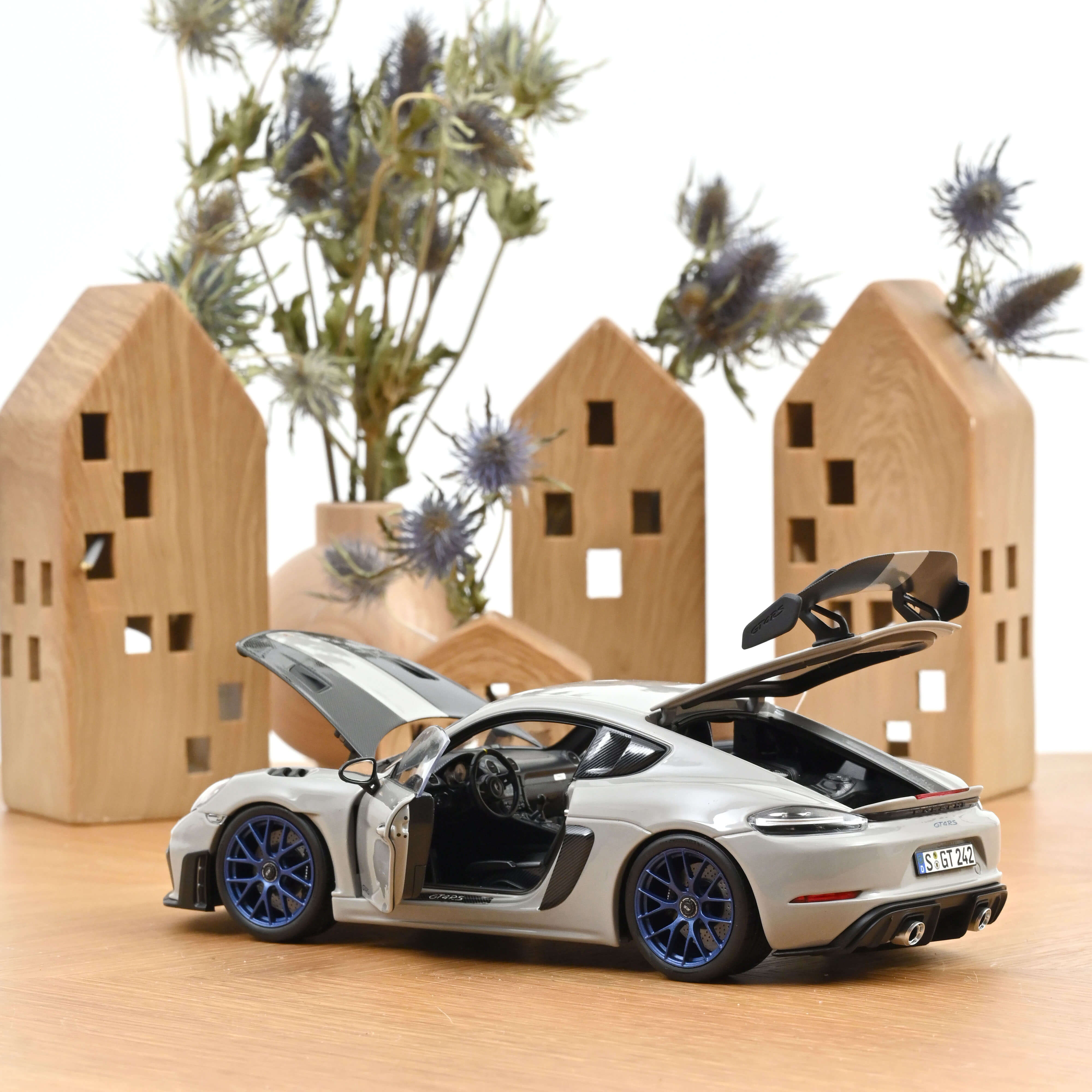 norev-porsche-cayman-gt4-rs-pack-weissach-2023-modellino-auto-1-18-creta image 2
