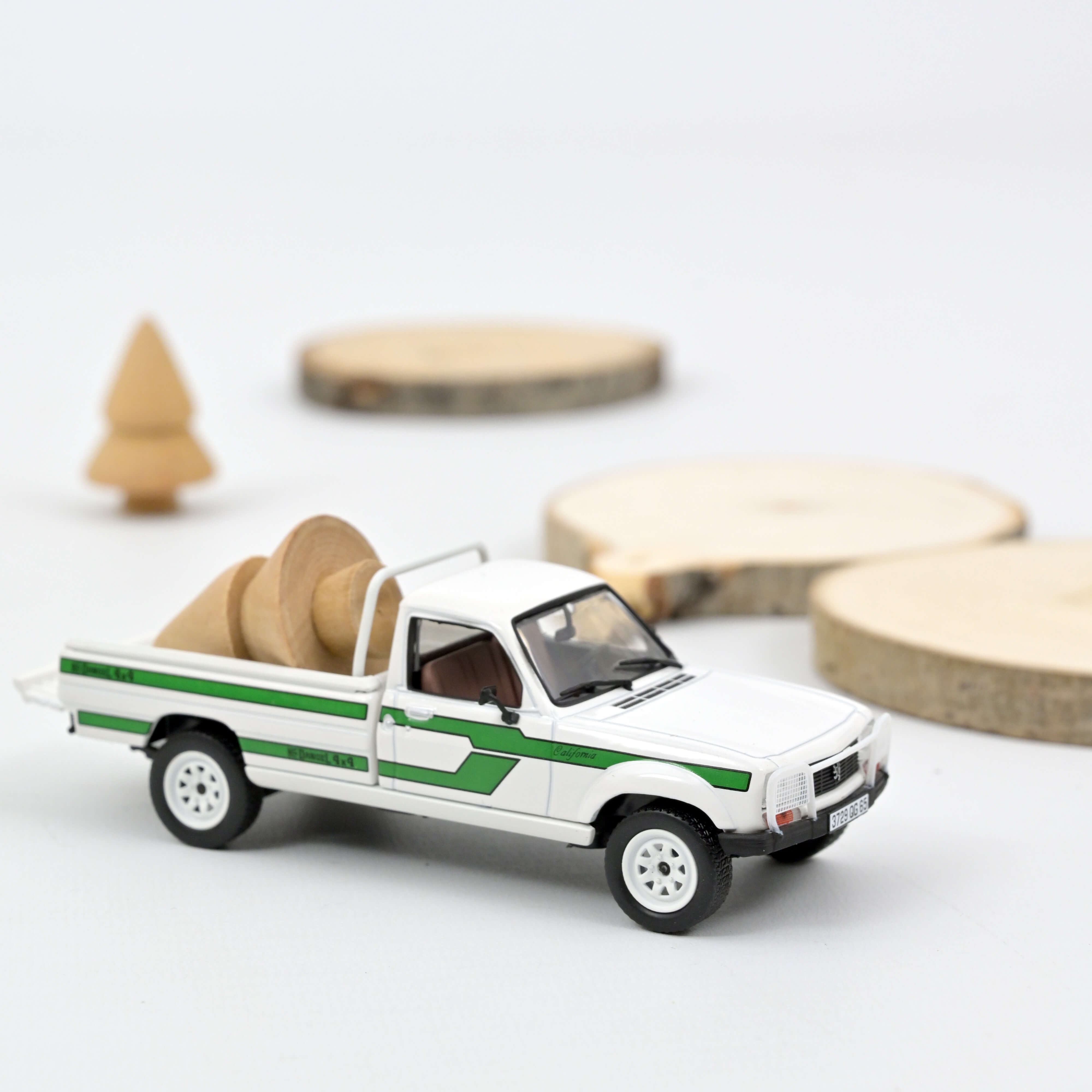 norev-peugeot-504-pick-up-4x4-dangel-1985-bianco-scala-1-43 image 1