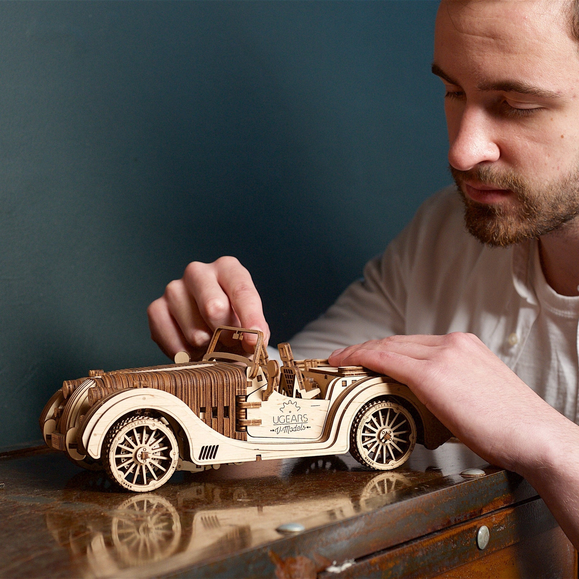 ugears-roadster-vm-01-modello-meccanico-in-legno-auto-sportiva-retr-da-assemblar image 7