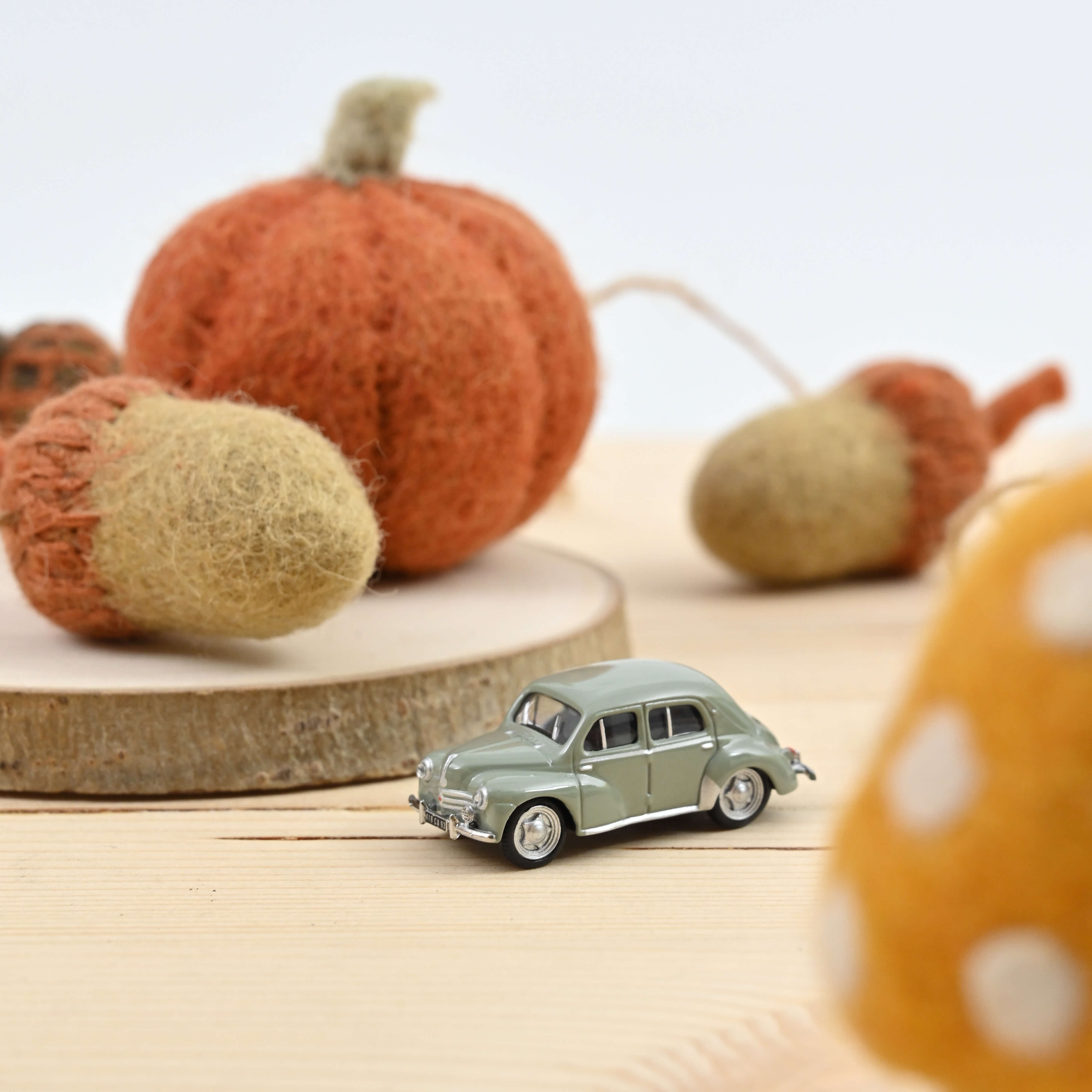 norev-renault-4cv-1955-modellino-auto-1-87-grigio-pastello image 1