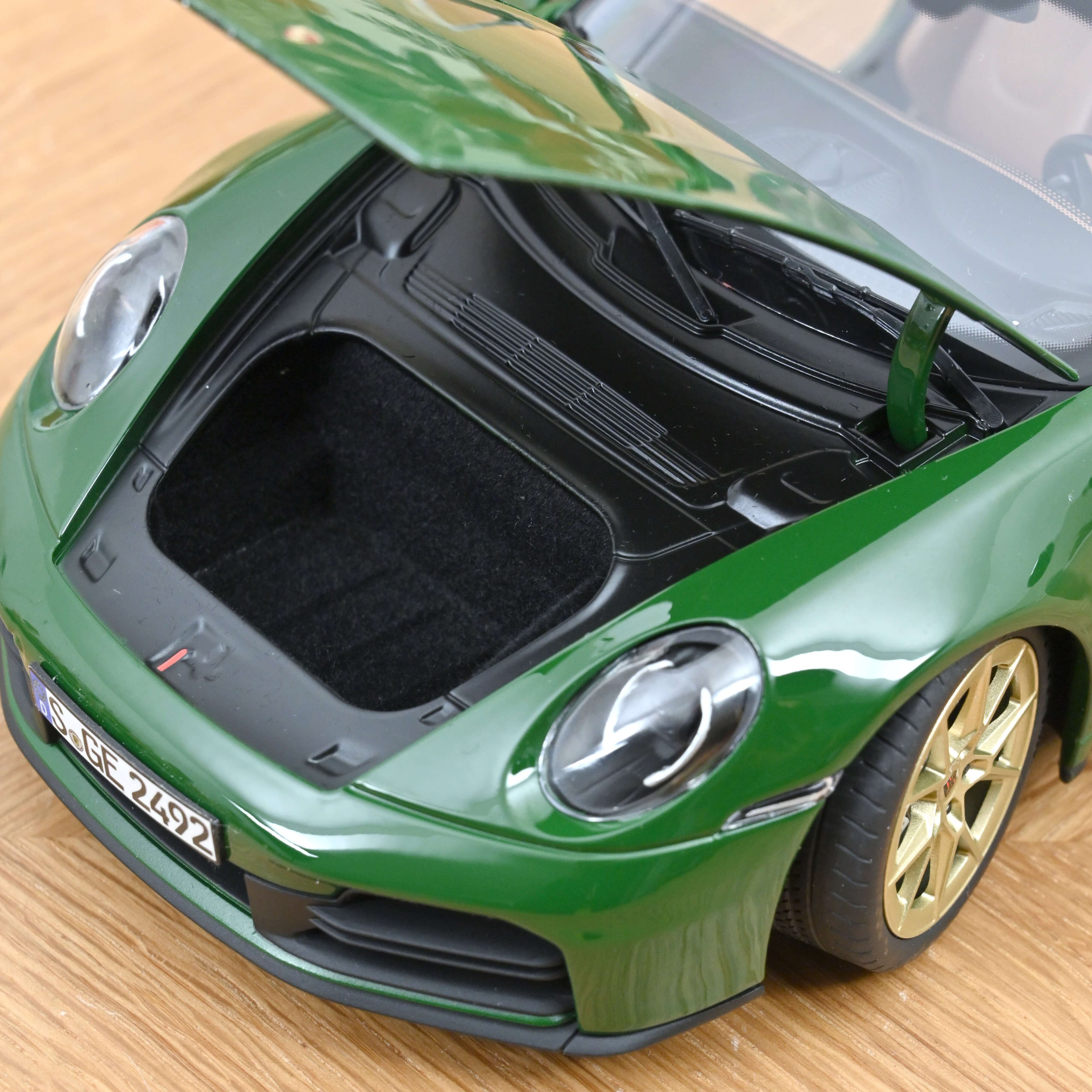 norev-porsche-911-carrera-2025-verde-irlandese-1-18-edizione-limitata-200-pezzi image 5