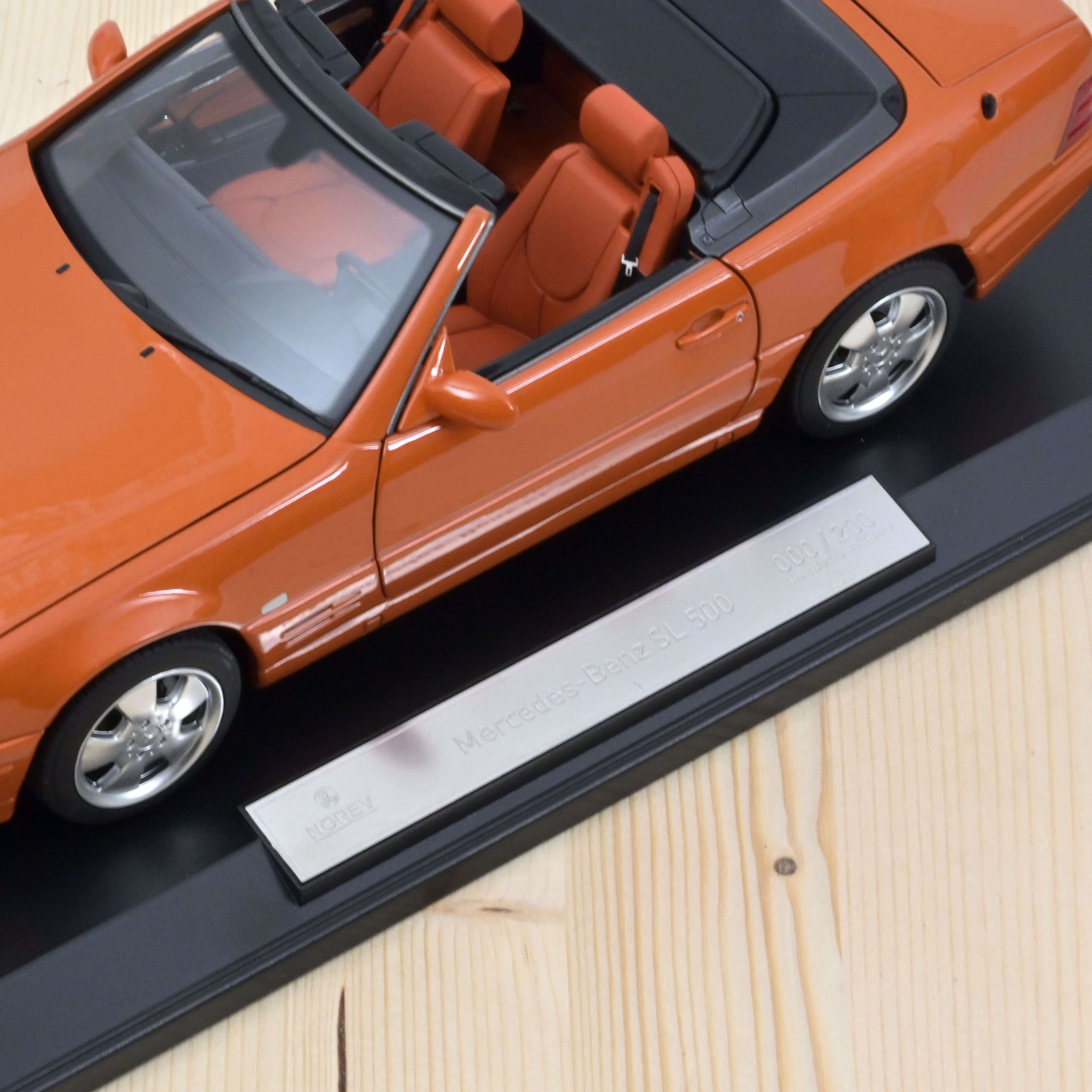 norev-mercedes-benz-sl-500-1999-arancione-metallizzato-1-18-200-pz-web-excl image 4
