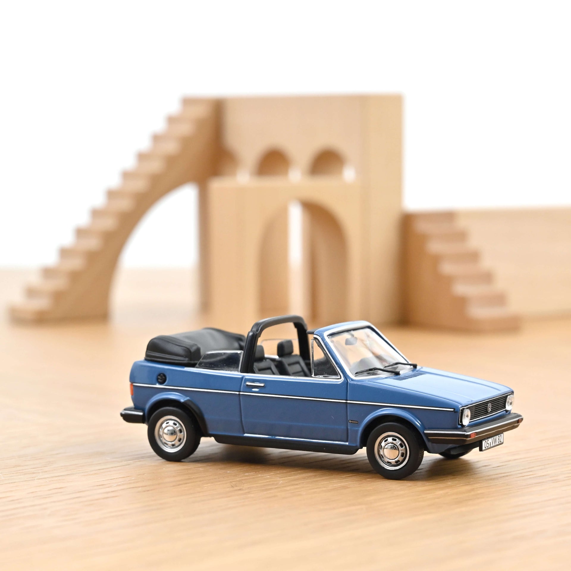 norev-vw-golf-cabriolet-1981-blu-monaco-1-43-modellino-die-cast-capote-chiusa image 1