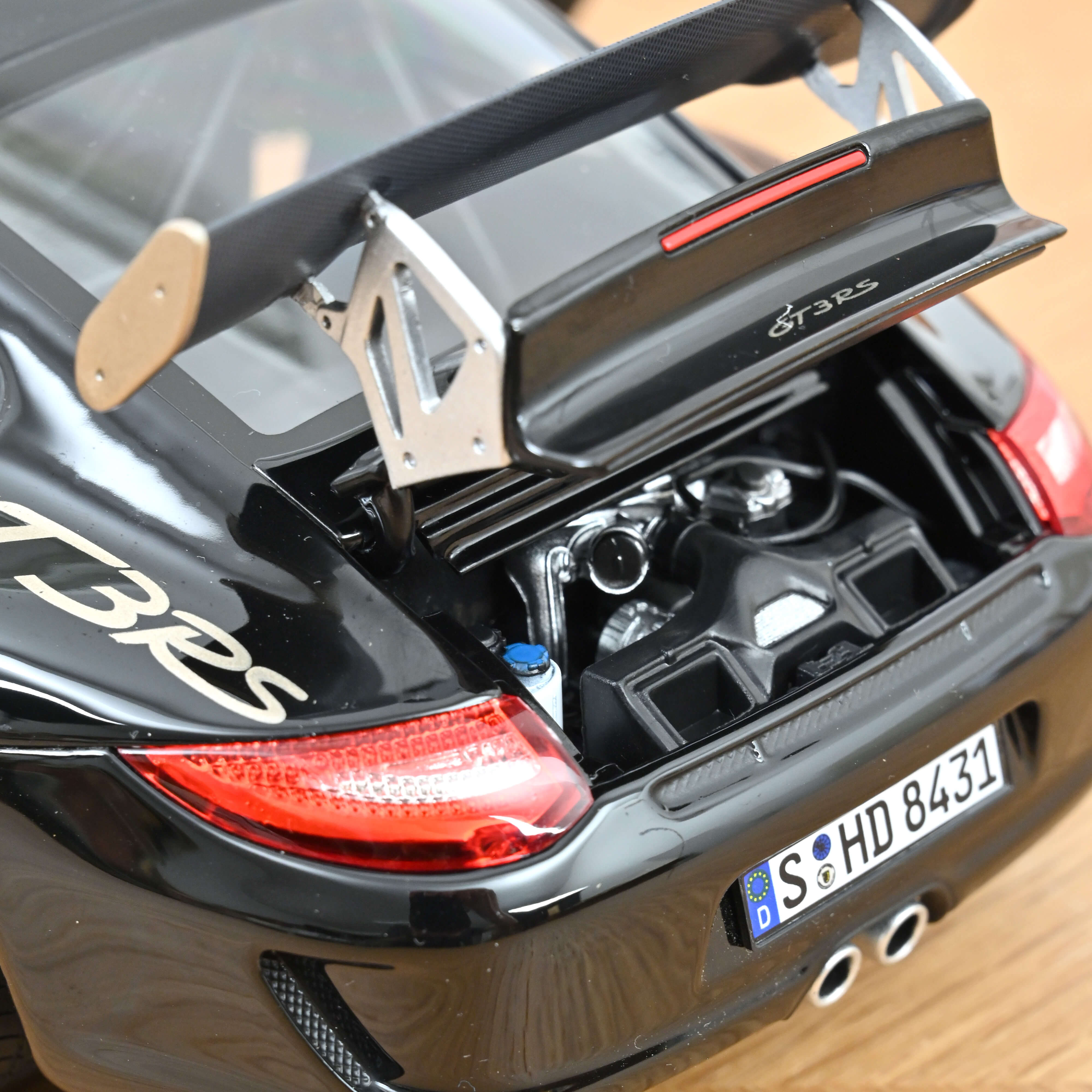 norev-porsche-911-gt3-rs-997-2009-nero-oro-metallizzato-modellino-1-18 image 5