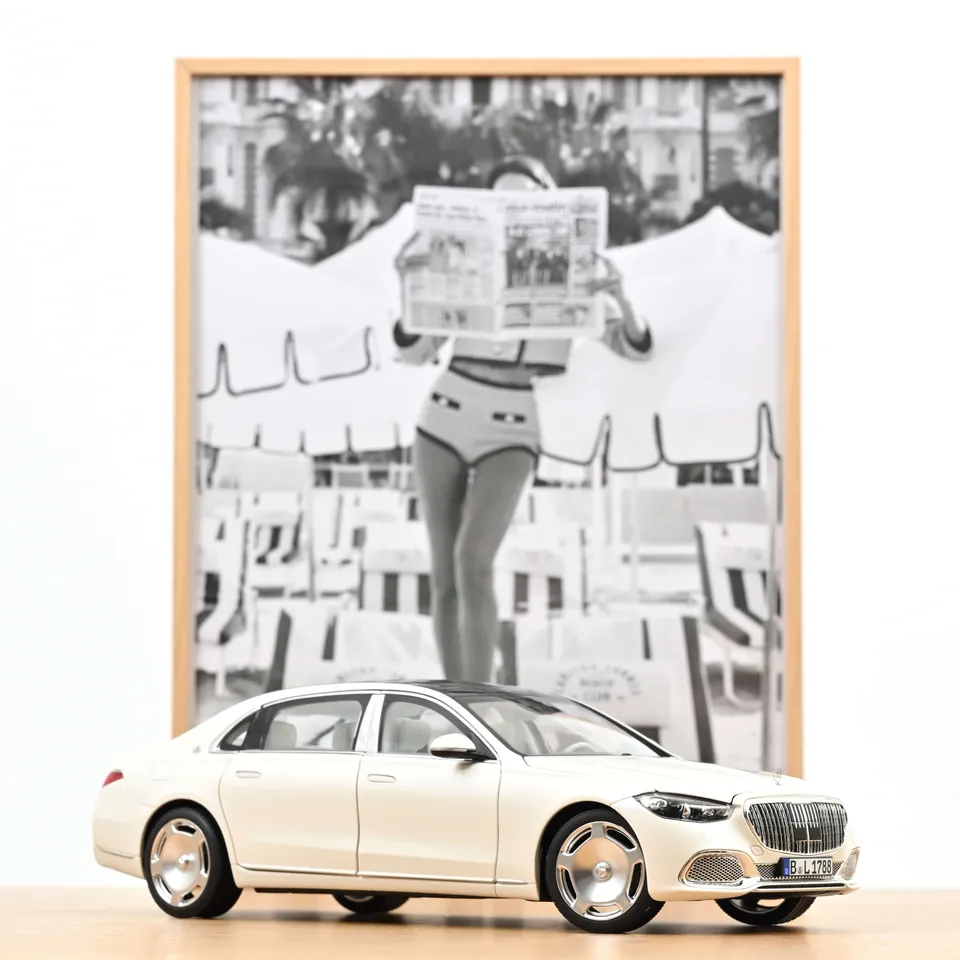 norev-mercedes-maybach-s-680-4matic-2021-modellino-auto-1-18-bianco-diamante image 1