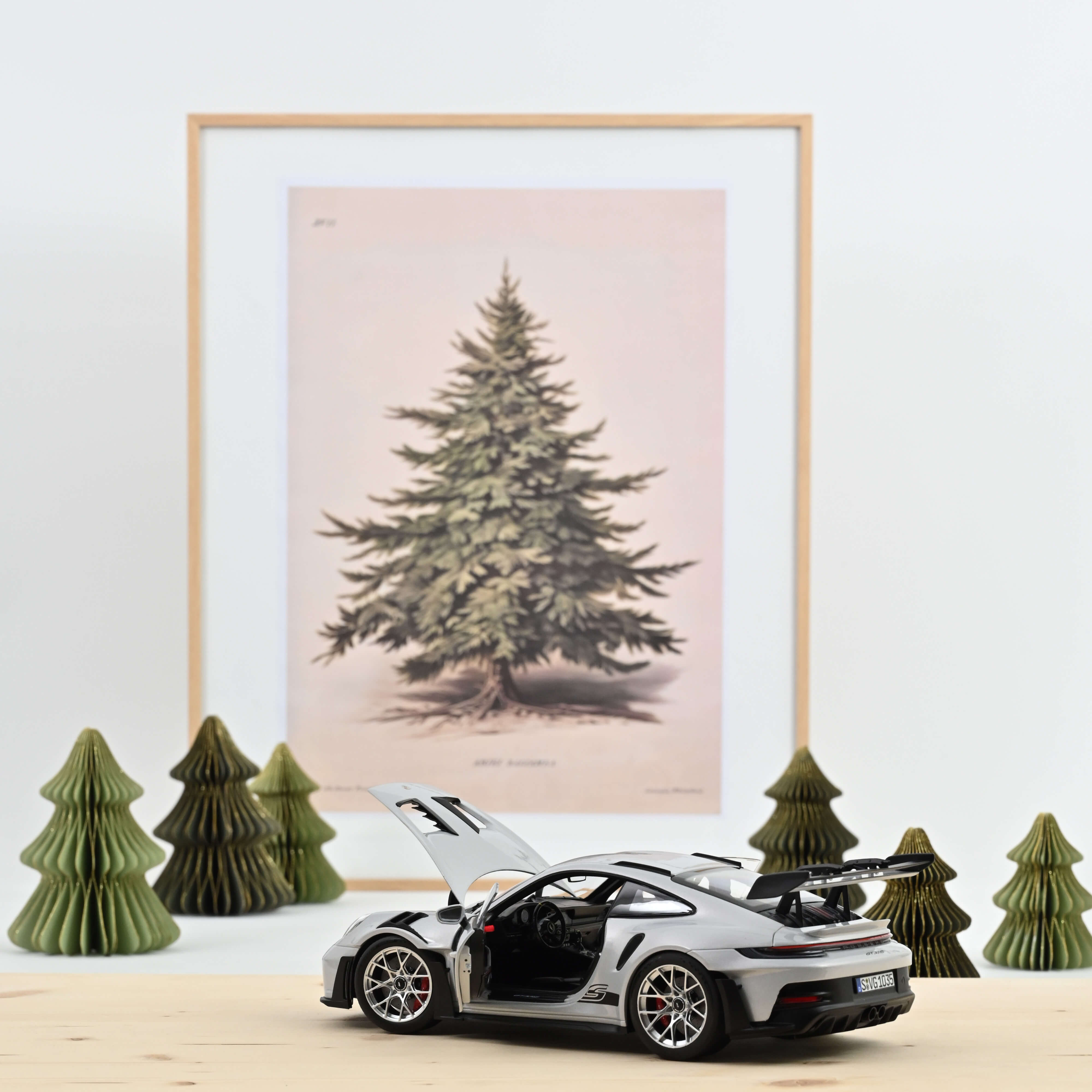 norev-porsche-911-gt3-rs-2022-992-modellino-auto-1-18-grigio-ghiaccio image 2