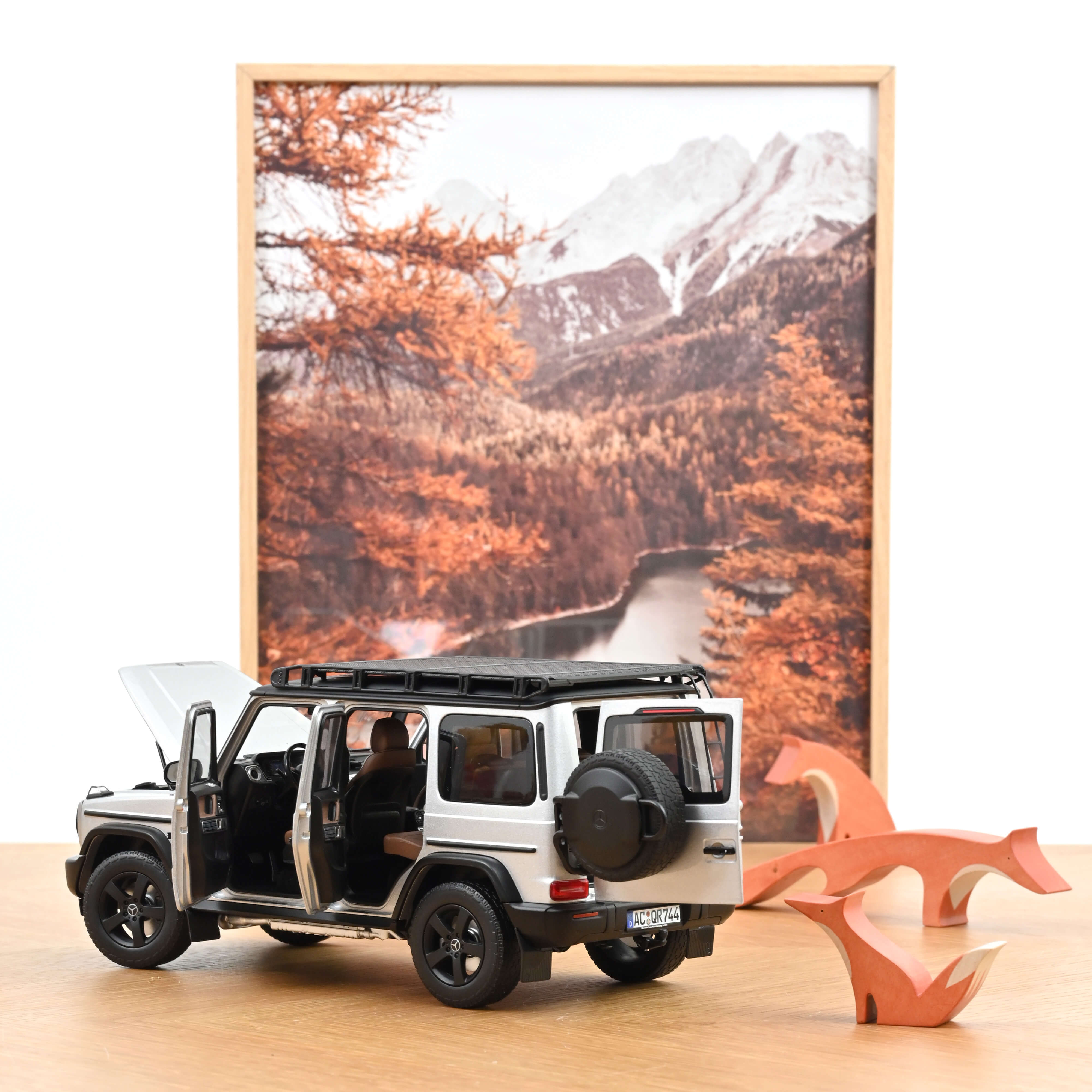 norev-mercedes-benz-classe-g-2024-w463-modellino-auto-1-18-argent-iridium image 2