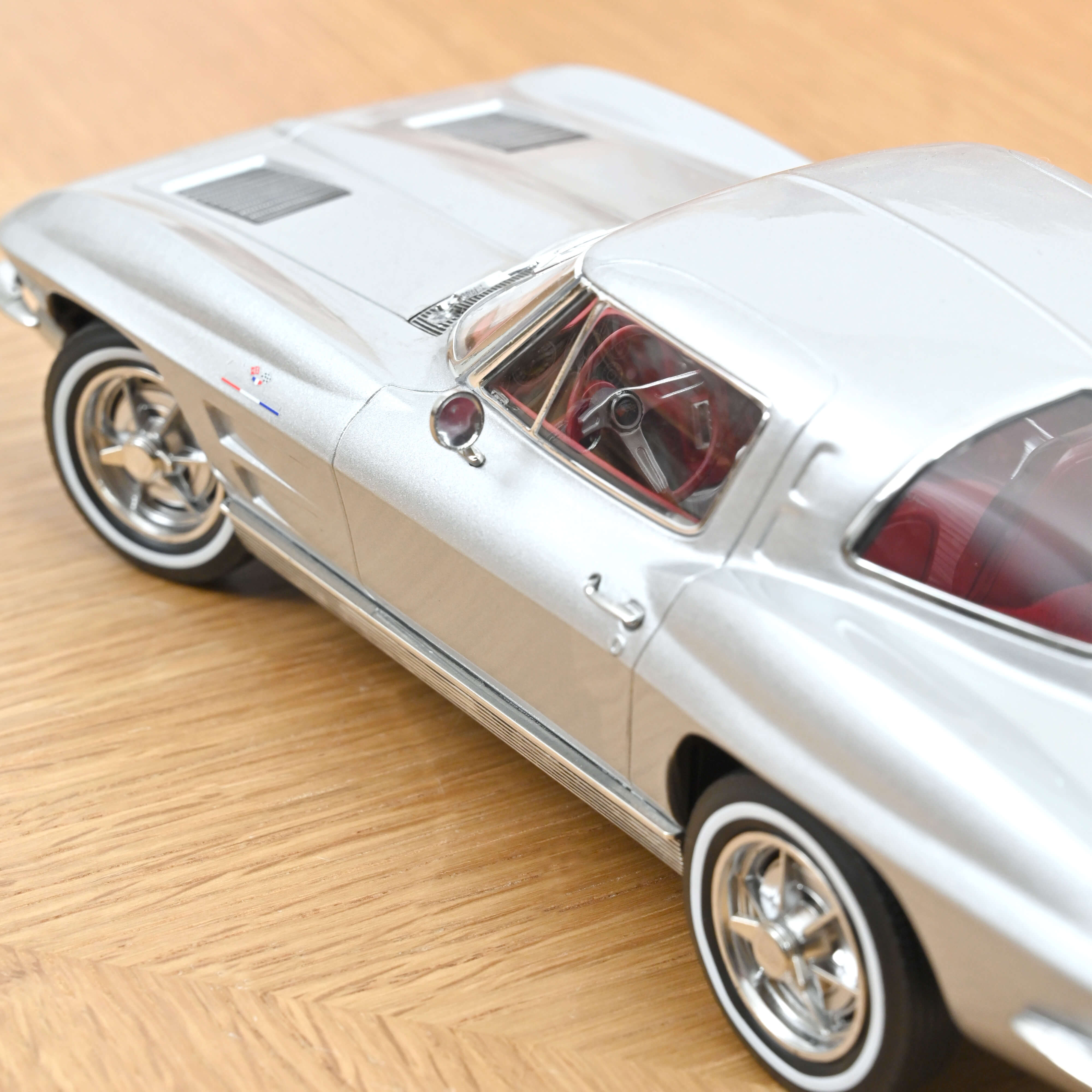 norev-chevrolet-corvette-sting-ray-1963-auto-storica-1-18-argento-sebring image 3