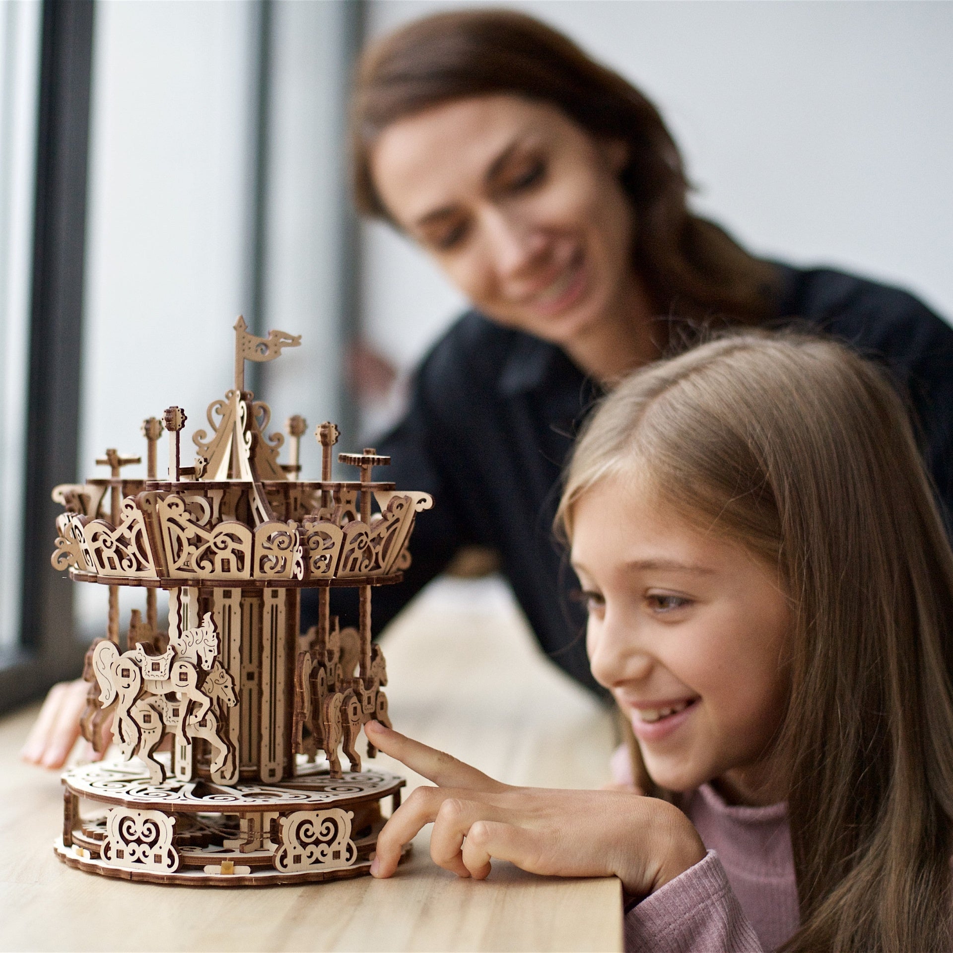 ugears-carousel-giostra-meccanica-in-legno-puzzle-3d image 7