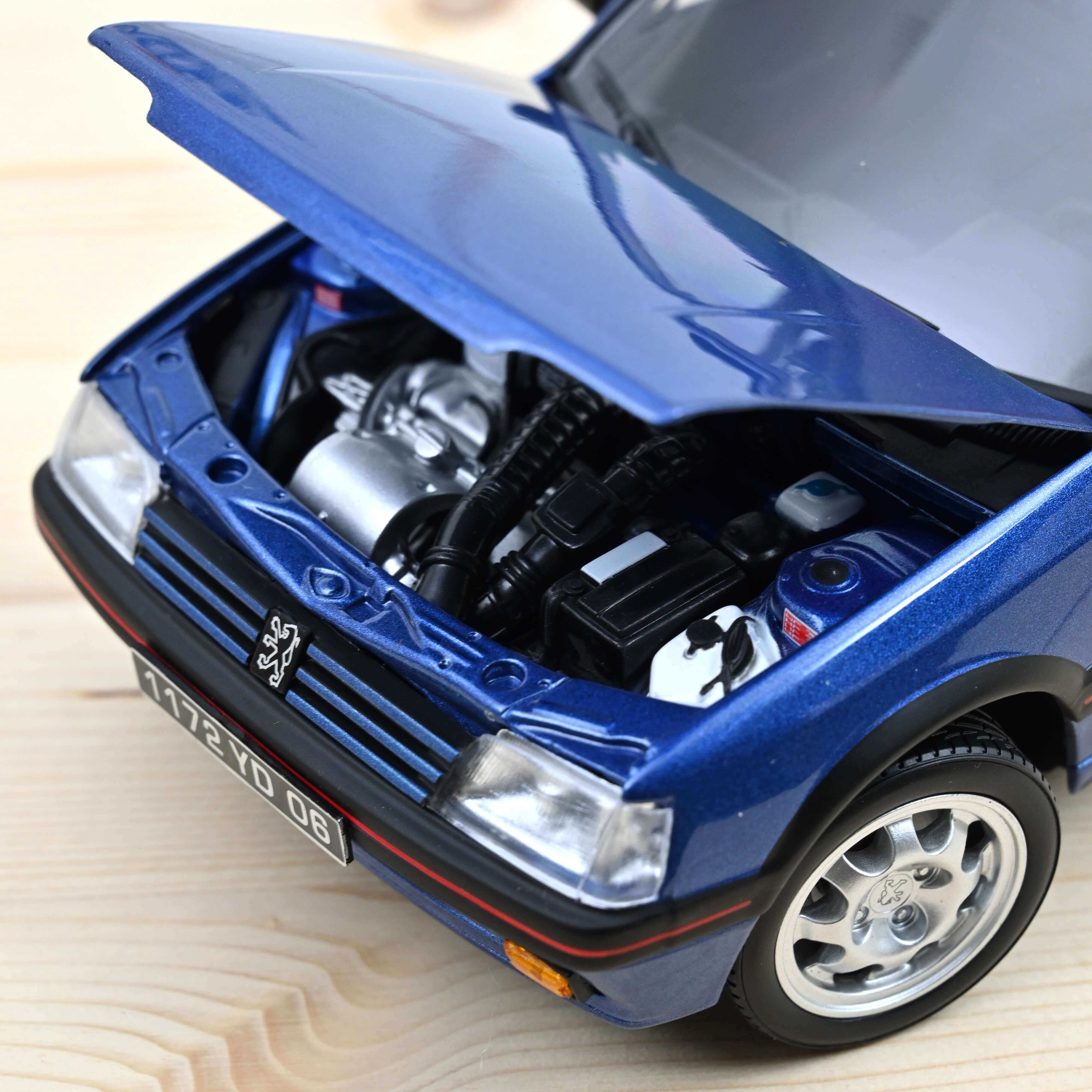 norev-peugeot-205-gti-1-9-1992-auto-in-miniatura-1-18-blu-miami-con-tetto-apribi image 3