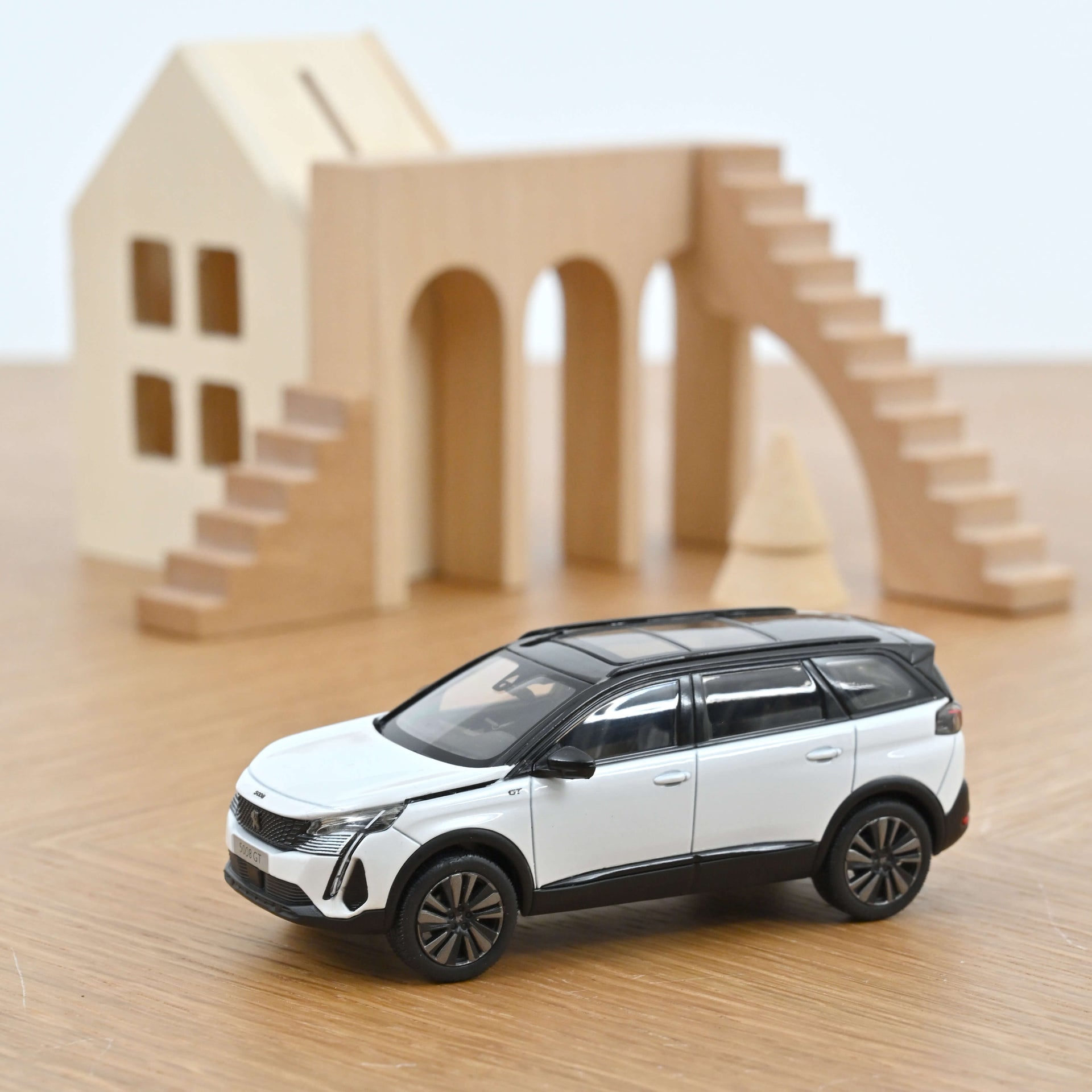 norev-peugeot-5008-gt-black-pack-bianco-perlato-2020-modellino-auto-1-43 image 1