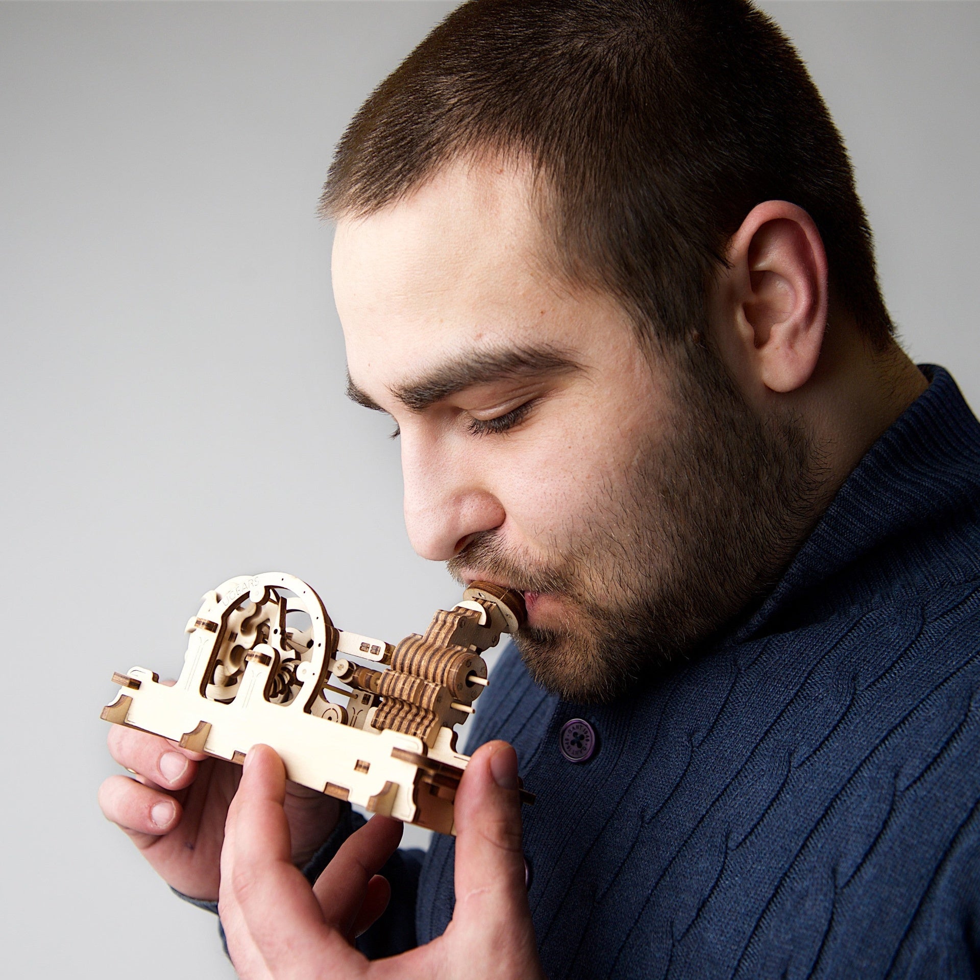 ugears-pneumatic-engine-motore-pneumatico-meccanico-in-legno image 7