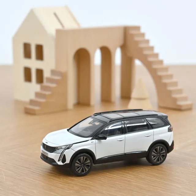 norev-peugeot-5008-gt-black-pack-2020-modellino-auto-1-43-bianco-madreperla image 1