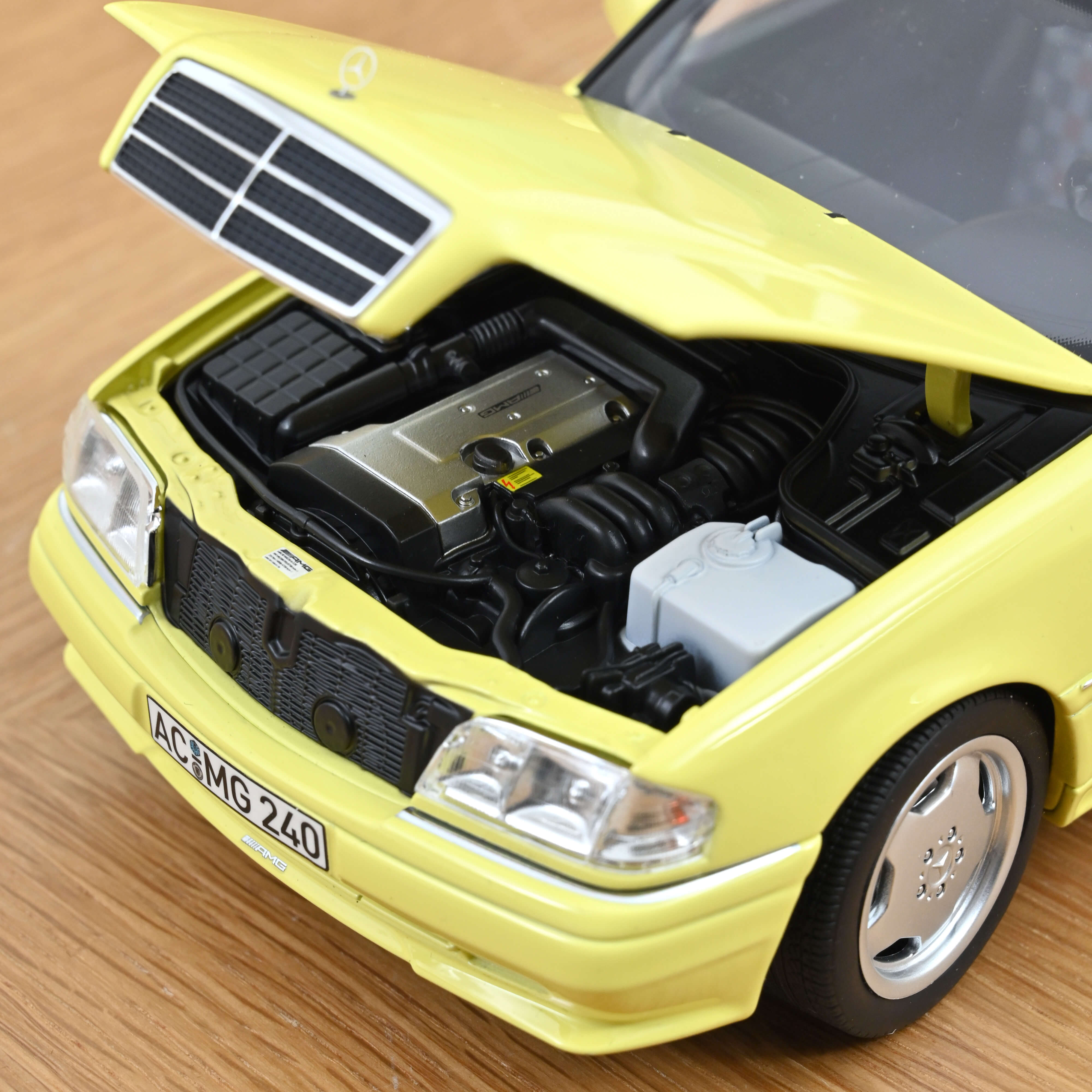 norev-mercedes-benz-c36-amg-1993-1-18-giallo-chiaro-200-pz image 5