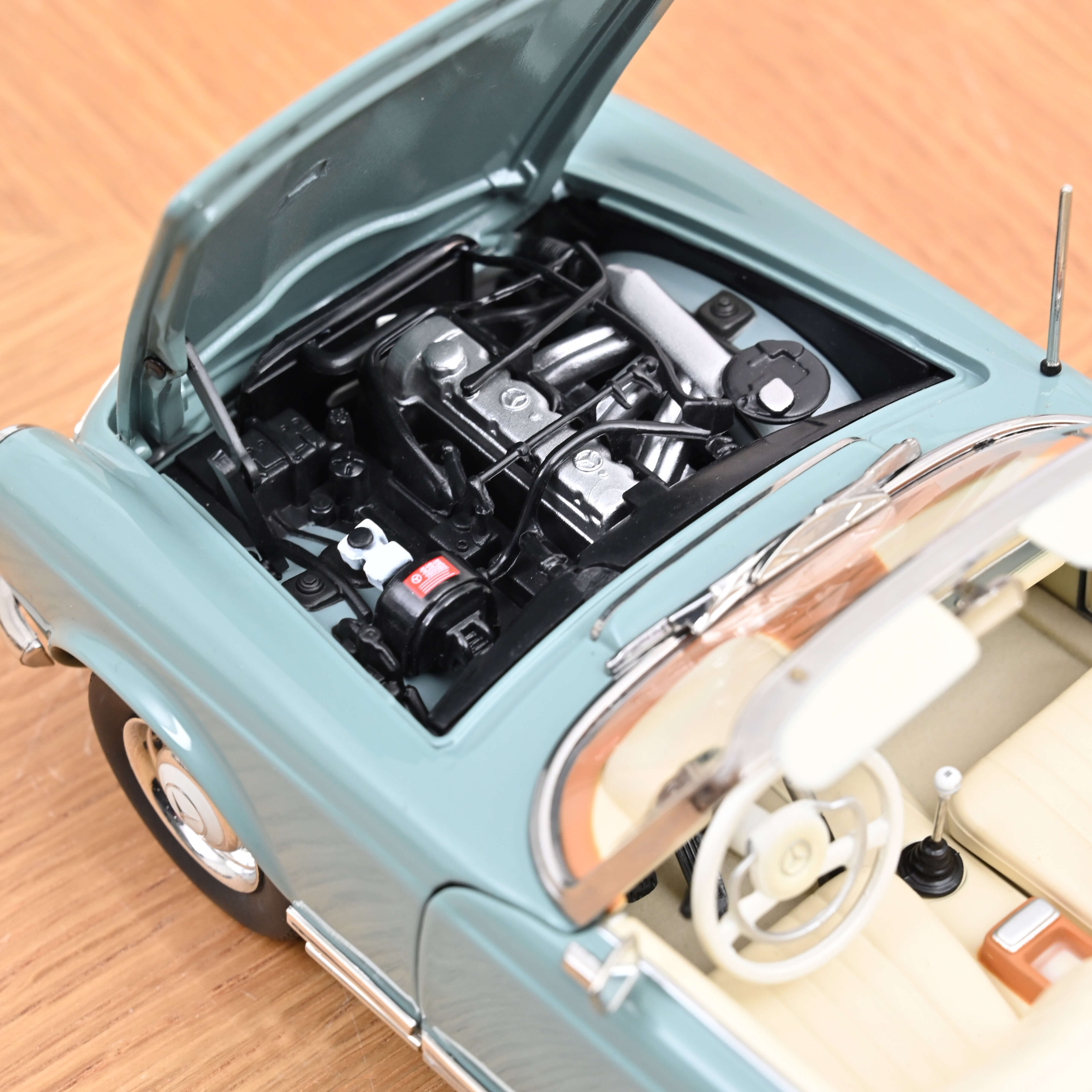 norev-mercedes-benz-230-sl-pagoda-1963-blu-horizon-1-18 image 5