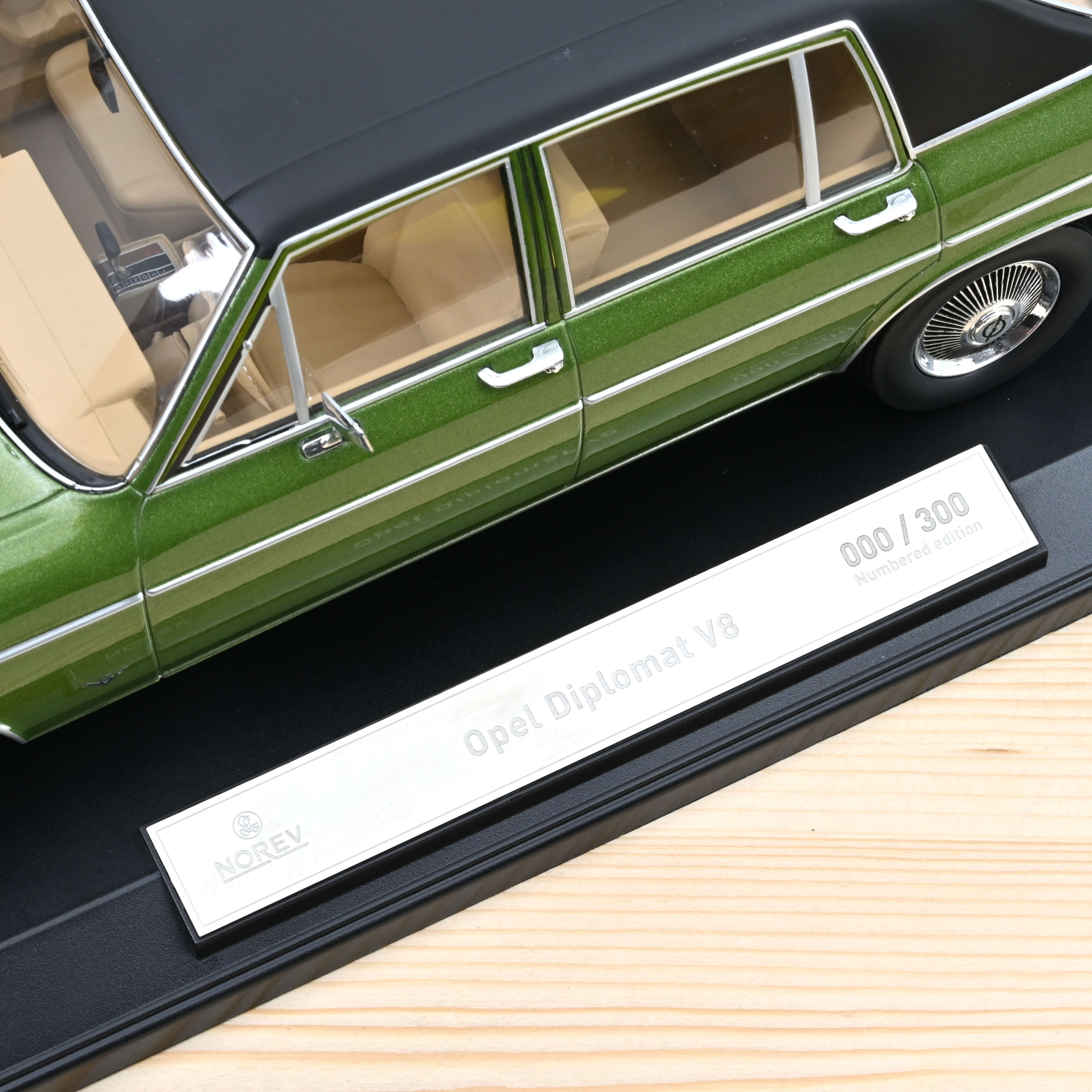 norev-opel-diplomat-v8-1969-verde-metallizzato-1-18-300pz image 3