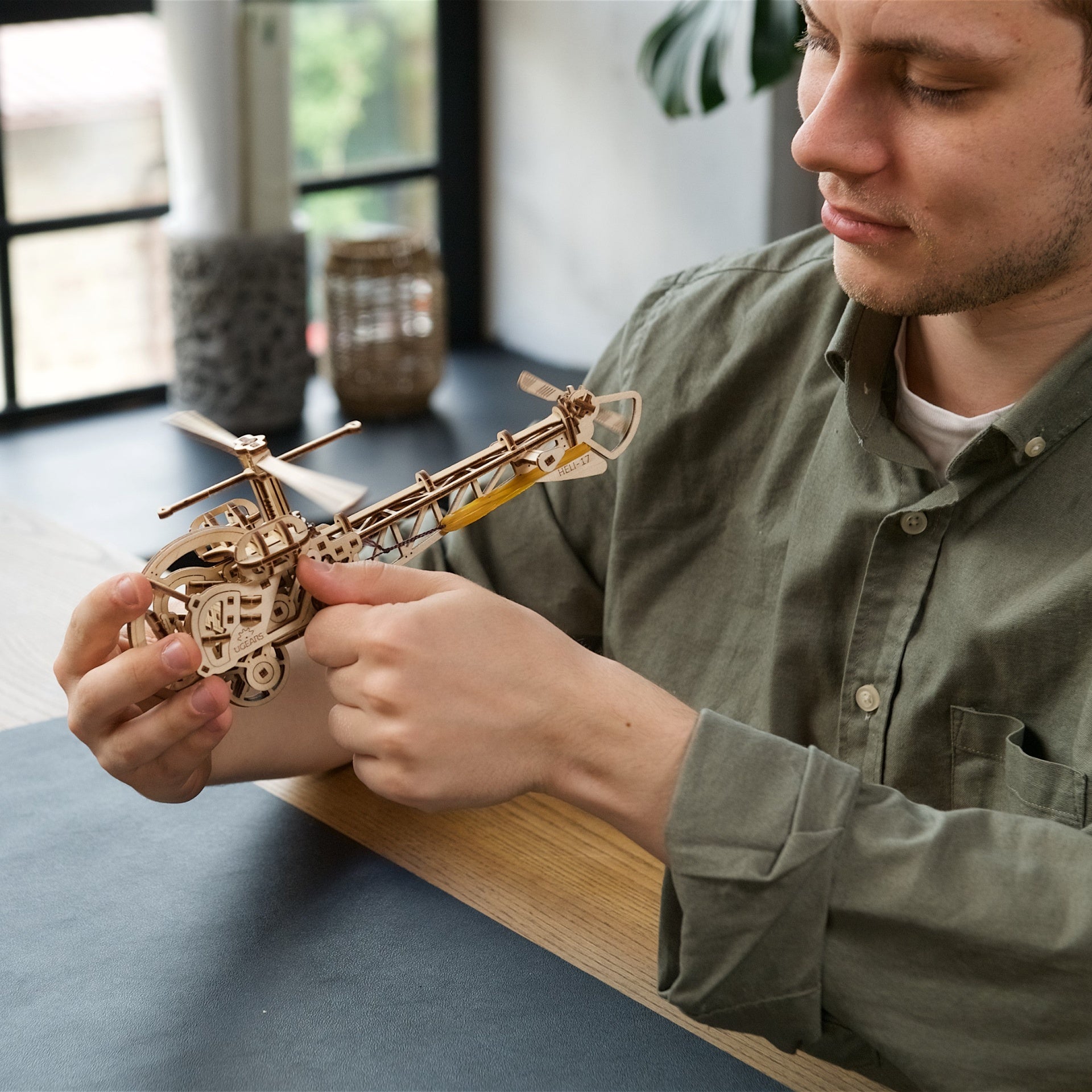 ugears-mini-helicopter-modello-meccanico-in-legno-da-costruire image 7