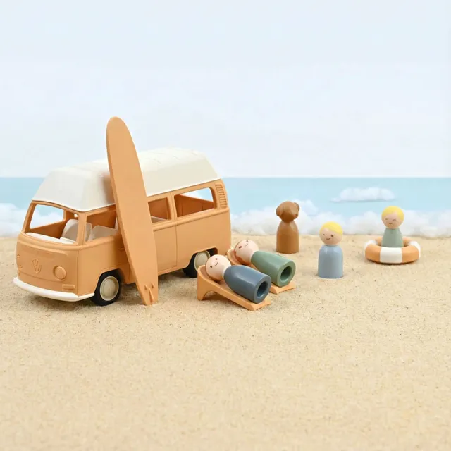 norev-volkswagen-combi-t2-giallo-plastigam-1-24-con-famiglia-e-accessori-mare image 1