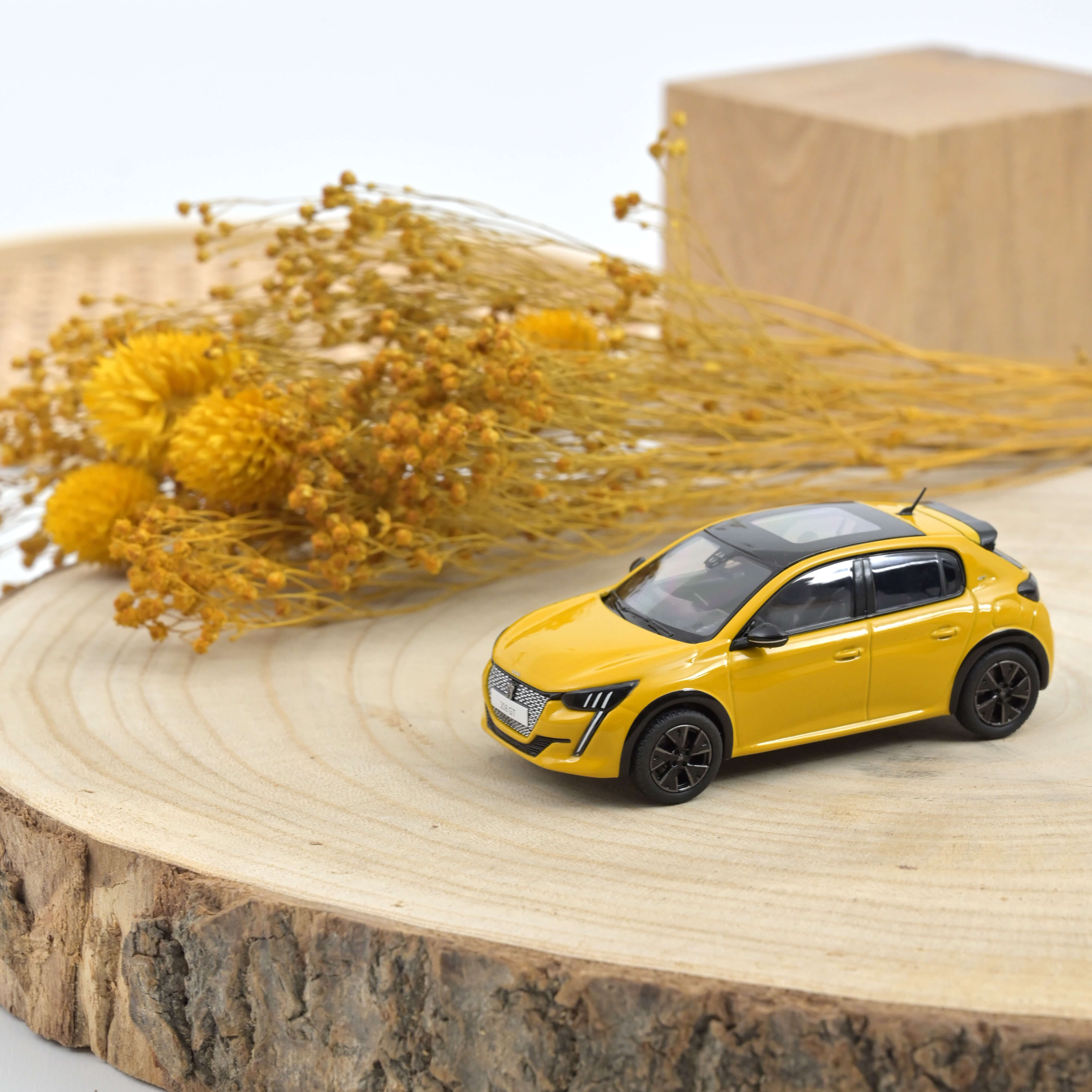 norev-peugeot-208-gt-pack-2022-modellino-auto-1-43-giallo-faro image 1