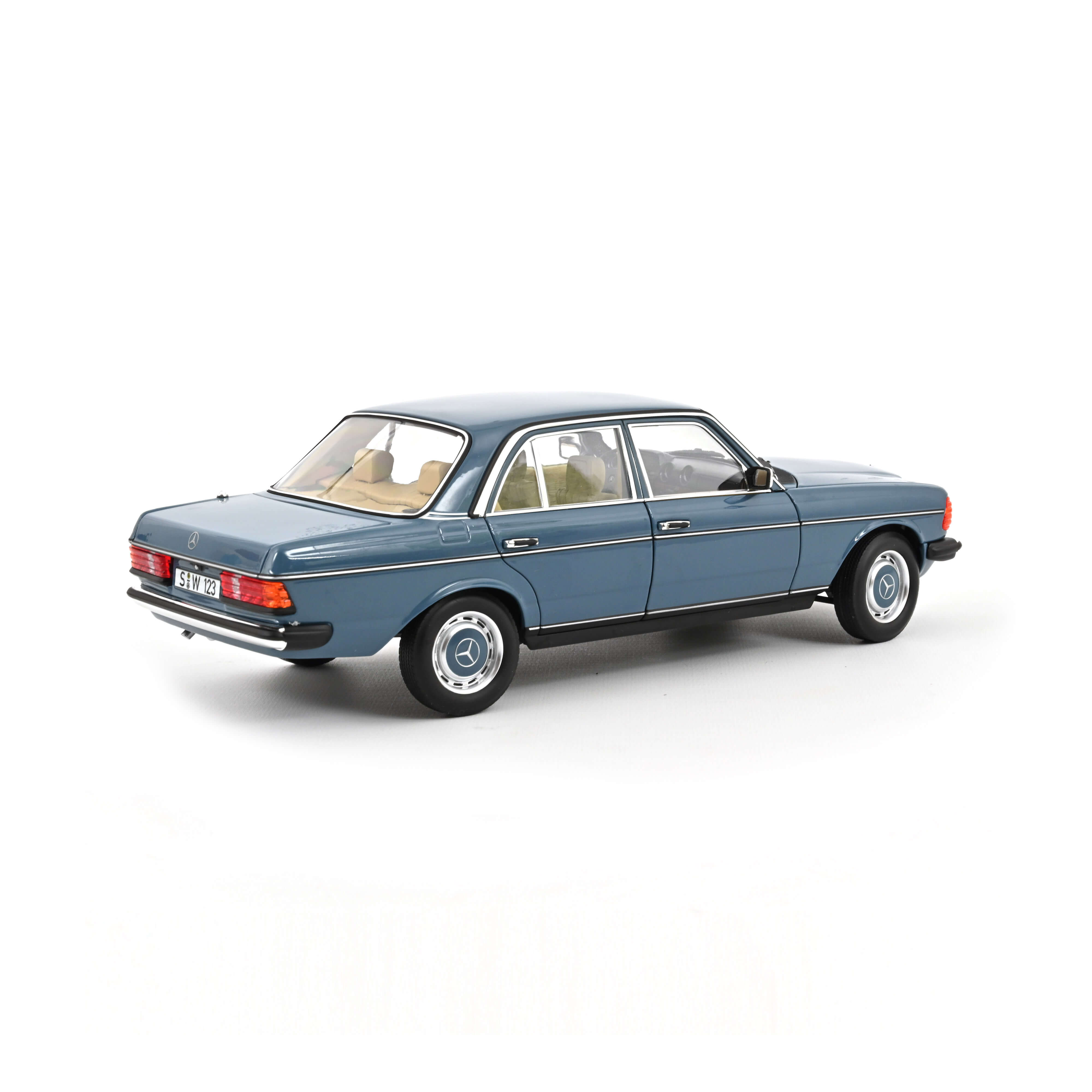 norev-mercedes-benz-200-1982-modellino-auto-1-18-blu-cina image 3