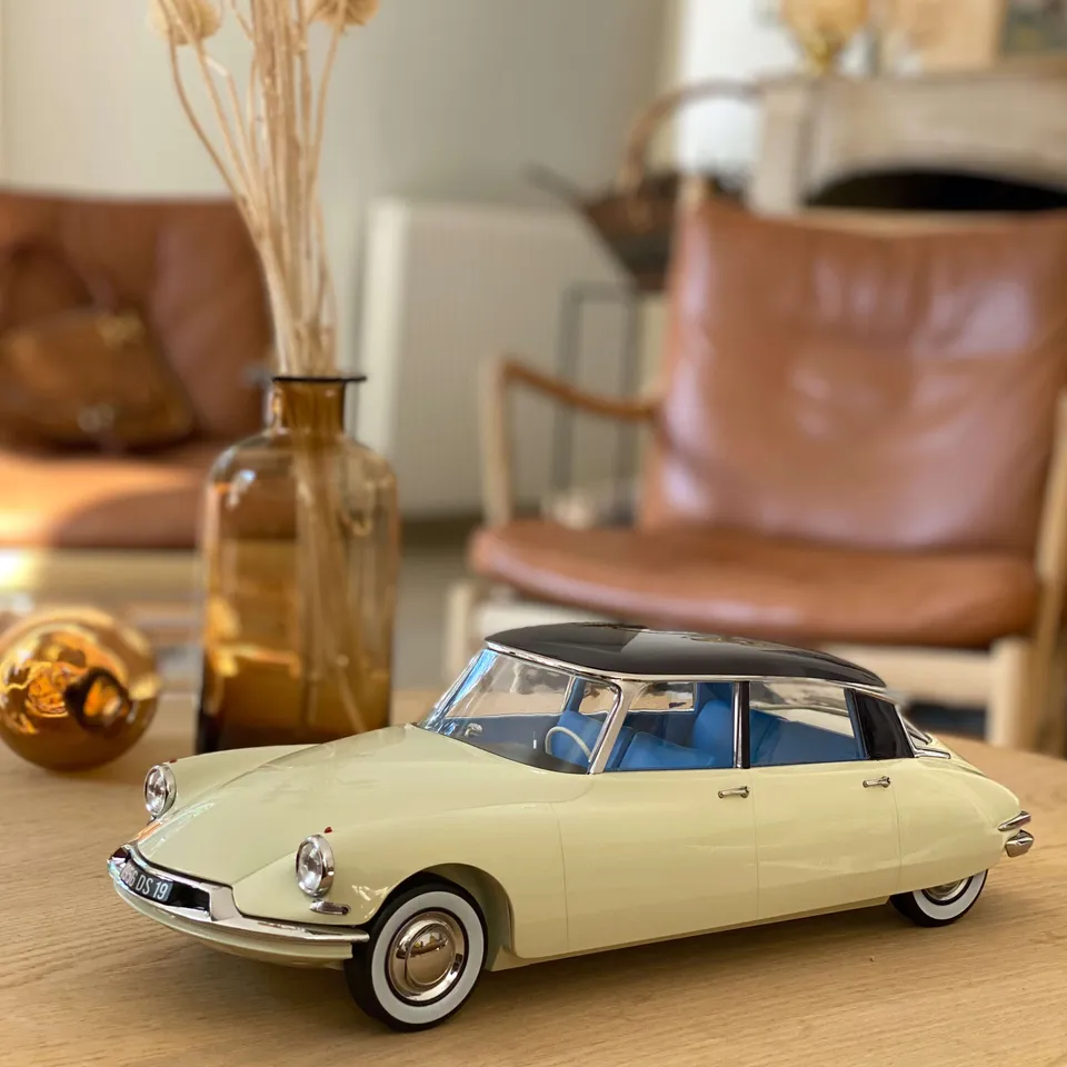 norev-citro-n-ds-19-1956-modellino-auto-1-12-beige-e-aubergine image 1