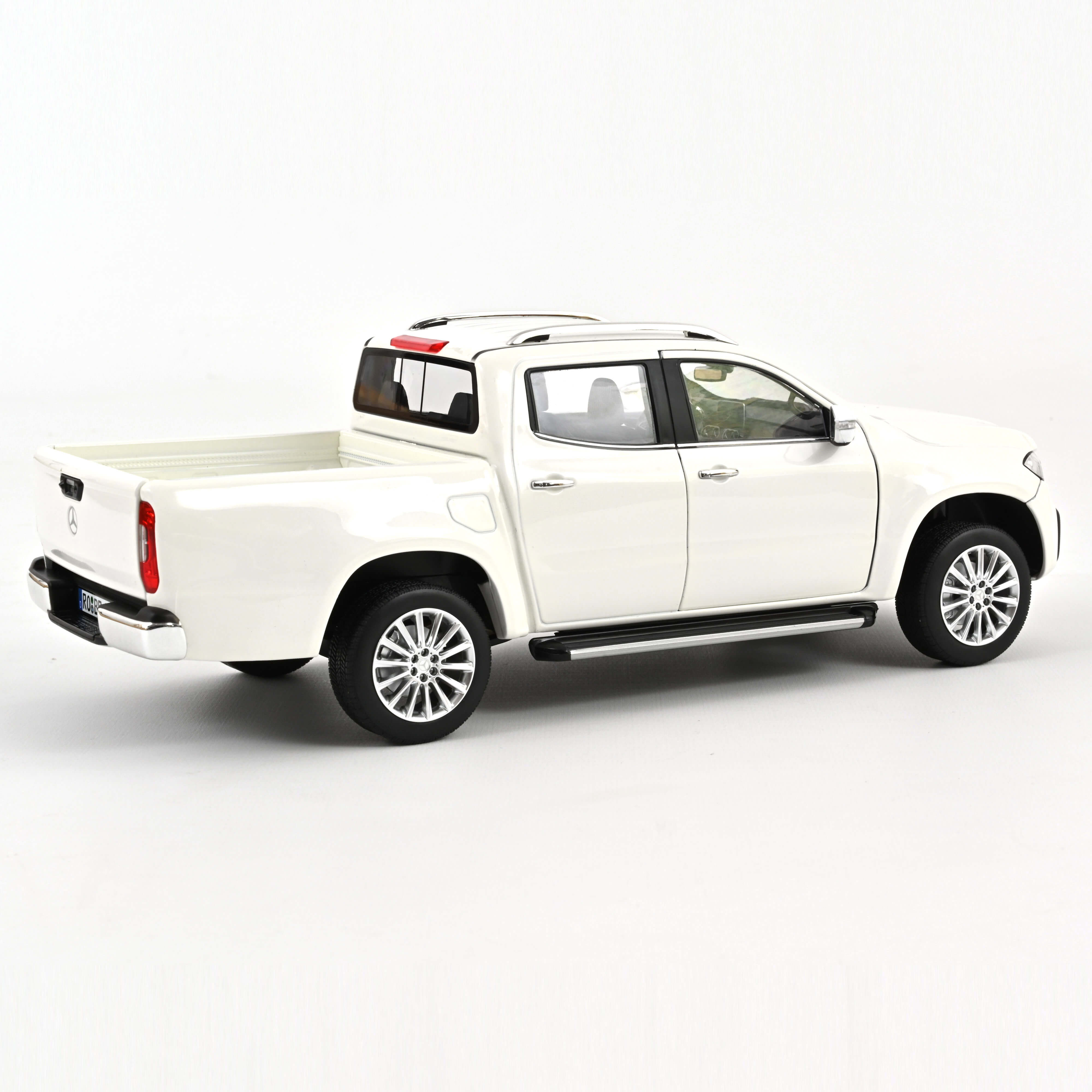 norev-mercedes-benz-classe-x-2017-modellino-pick-up-1-18-bianco image 3