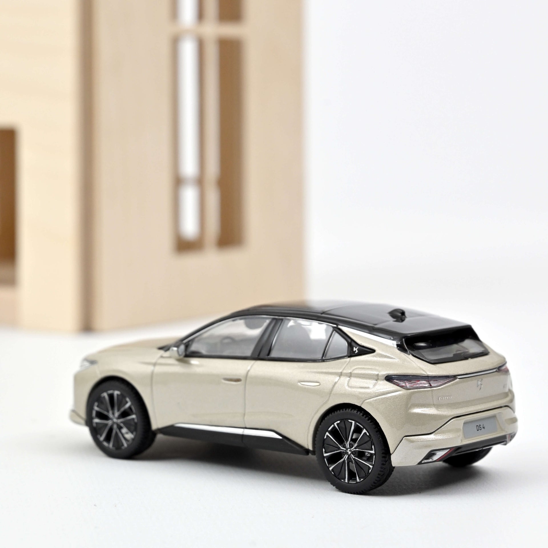norev-ds-4-e-tense-2021-pearl-crystal-1-43-modellino-auto image 1
