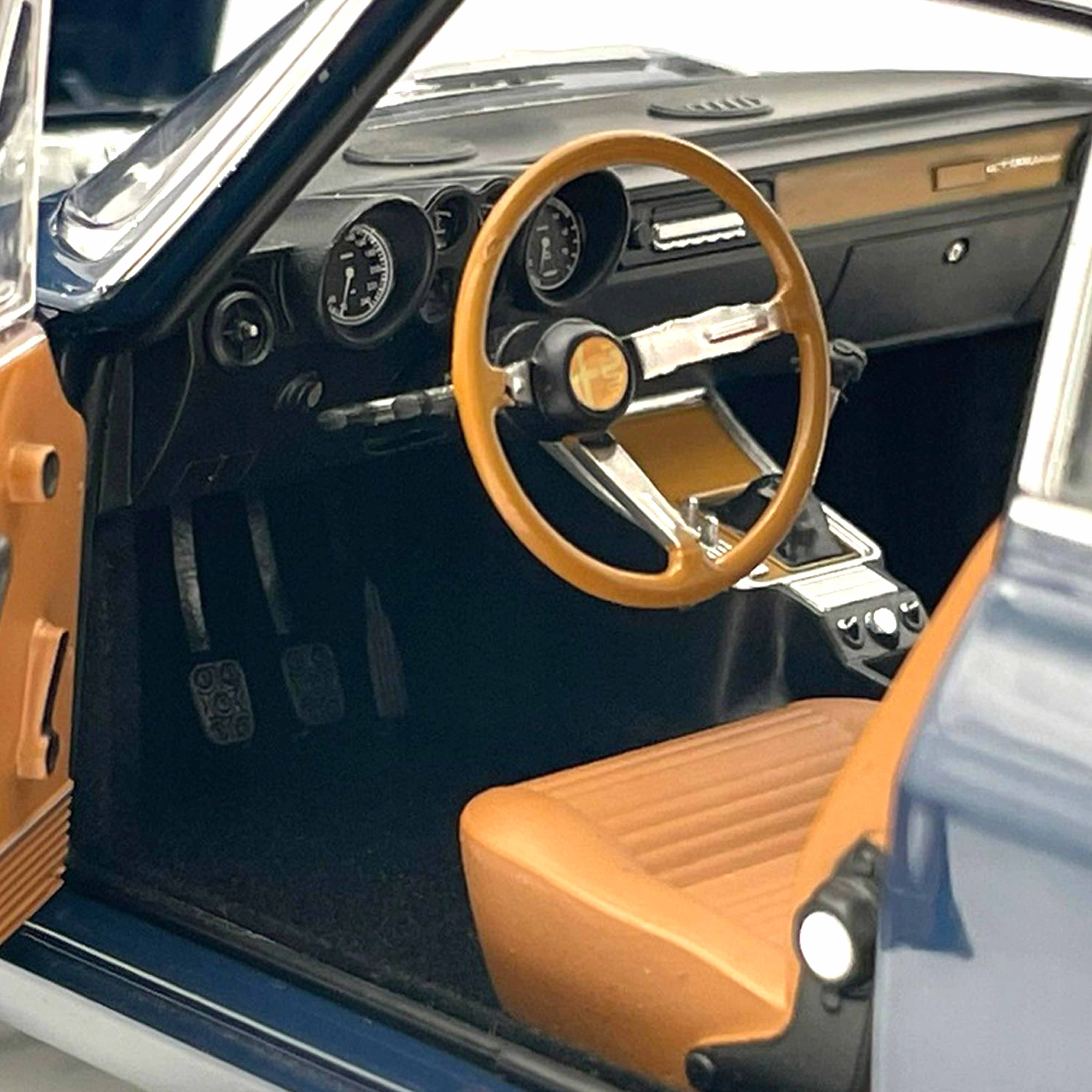 norev-alfa-romeo-1300-gt-junior-1973-modellino-auto-1-18-blu-scuro image 5