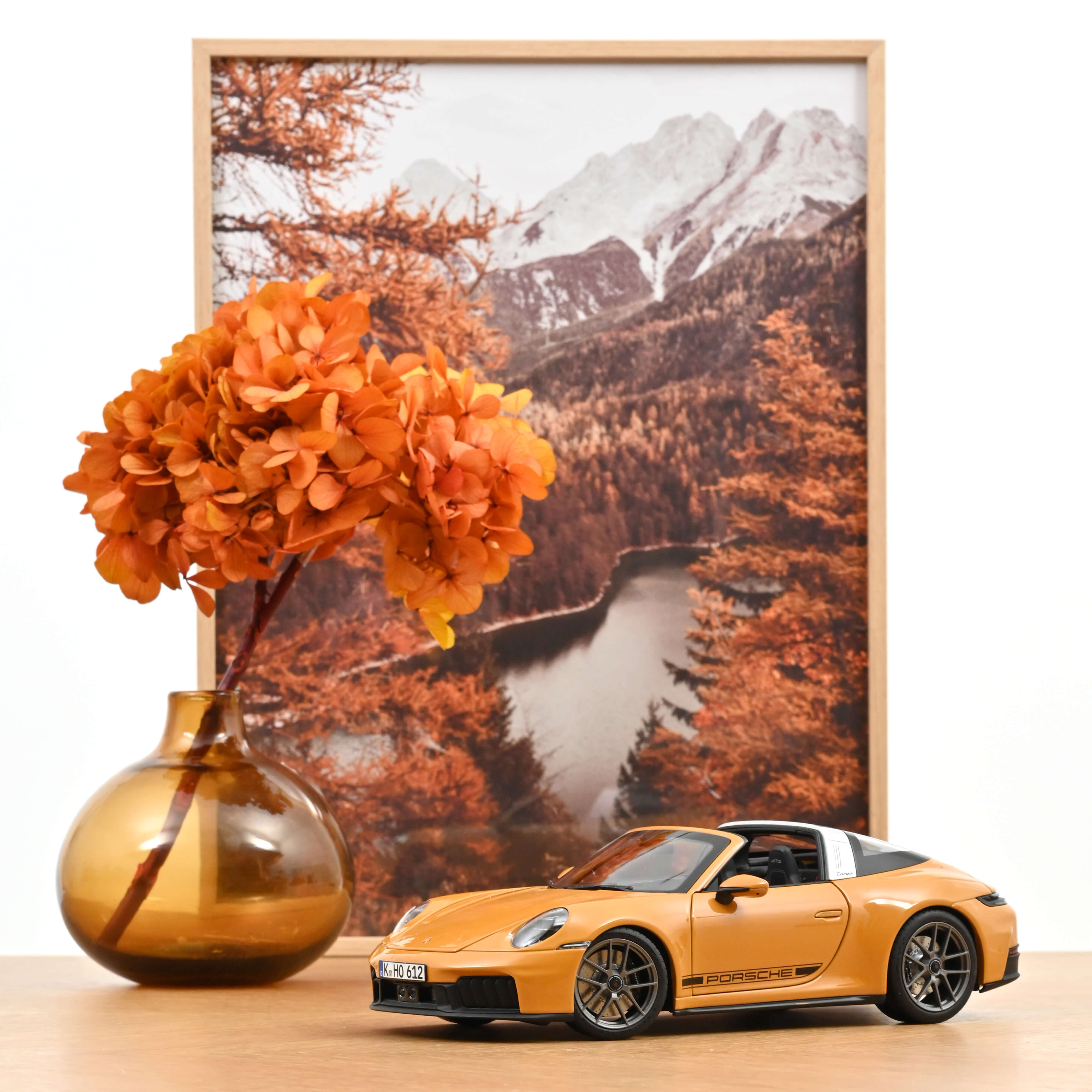 norev-porsche-911-targa-4-gts-992-2-1-18-modellino-giallo-bahama image 1
