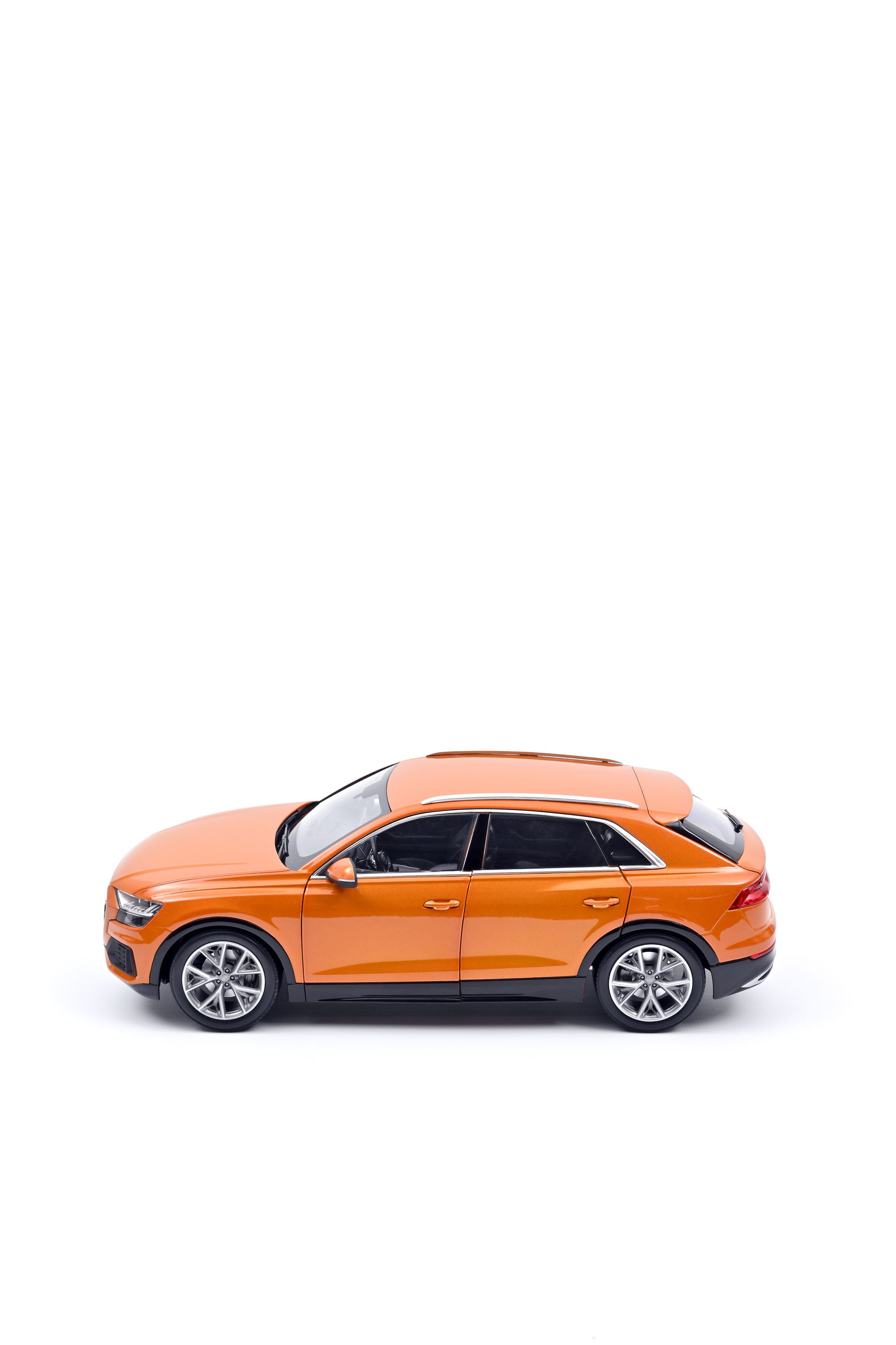 norev-audi-q8-2018-arancione-metallizzato-modellino-1-18 image 4