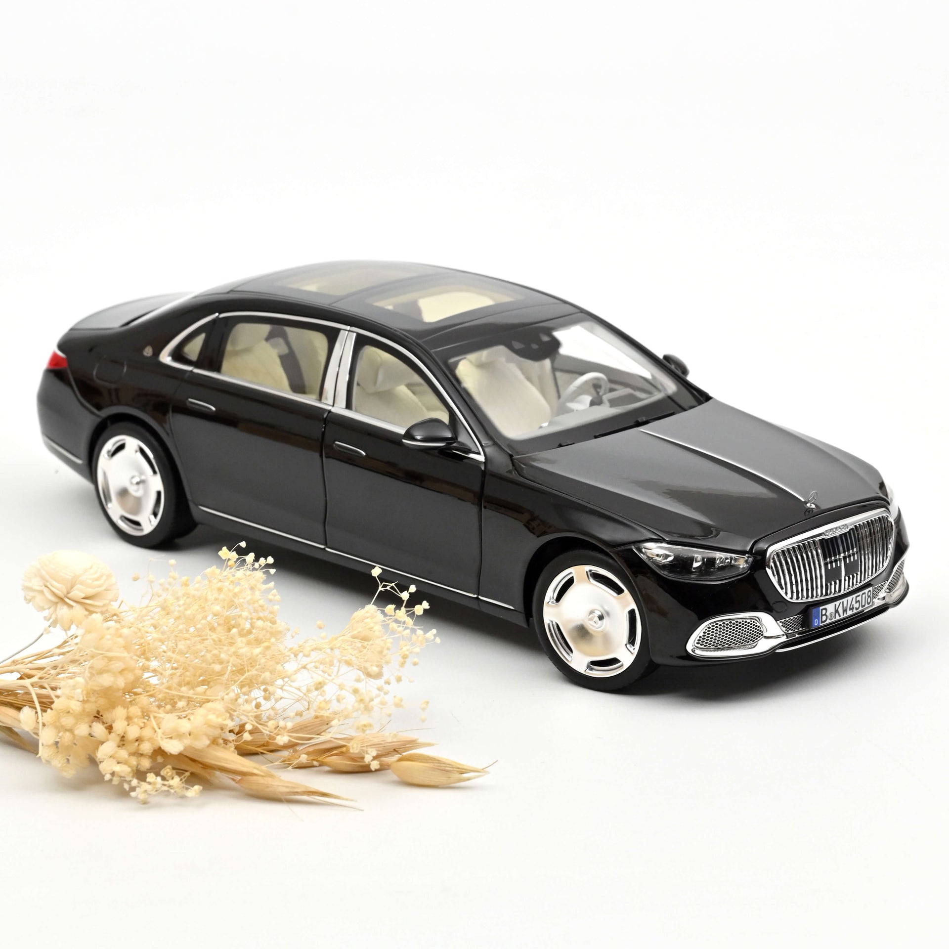 norev-mercedes-maybach-s-680-4matic-2021-1-18-modellino-auto-nera image 1