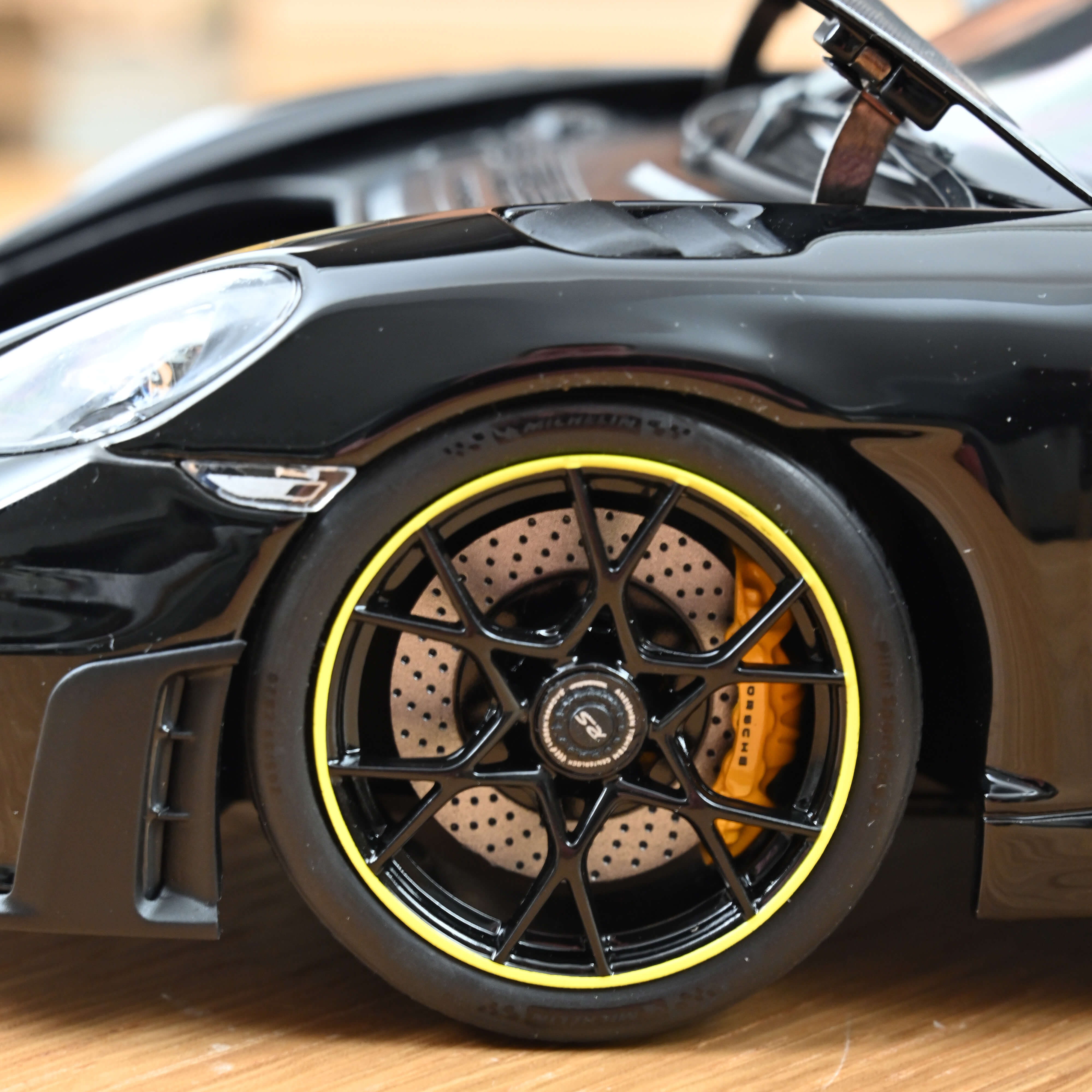 norev-porsche-cayman-gt4-rs-pack-weissach-2023-nero-modellino-1-18-edizione-300p image 7