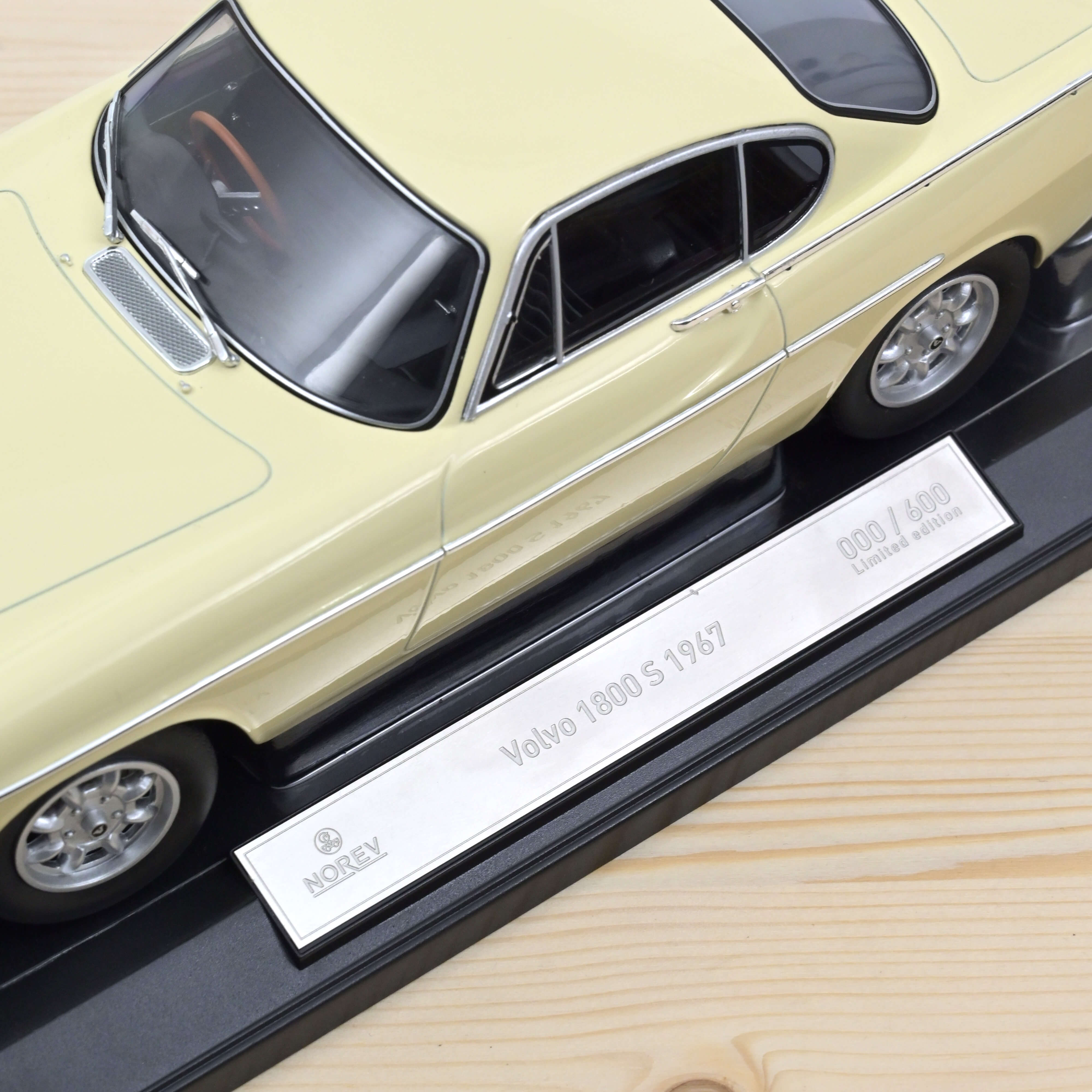 norev-volvo-1800-s-1967-beige-scala-1-18-il-santo-600-pz-campione-di-produzione image 3