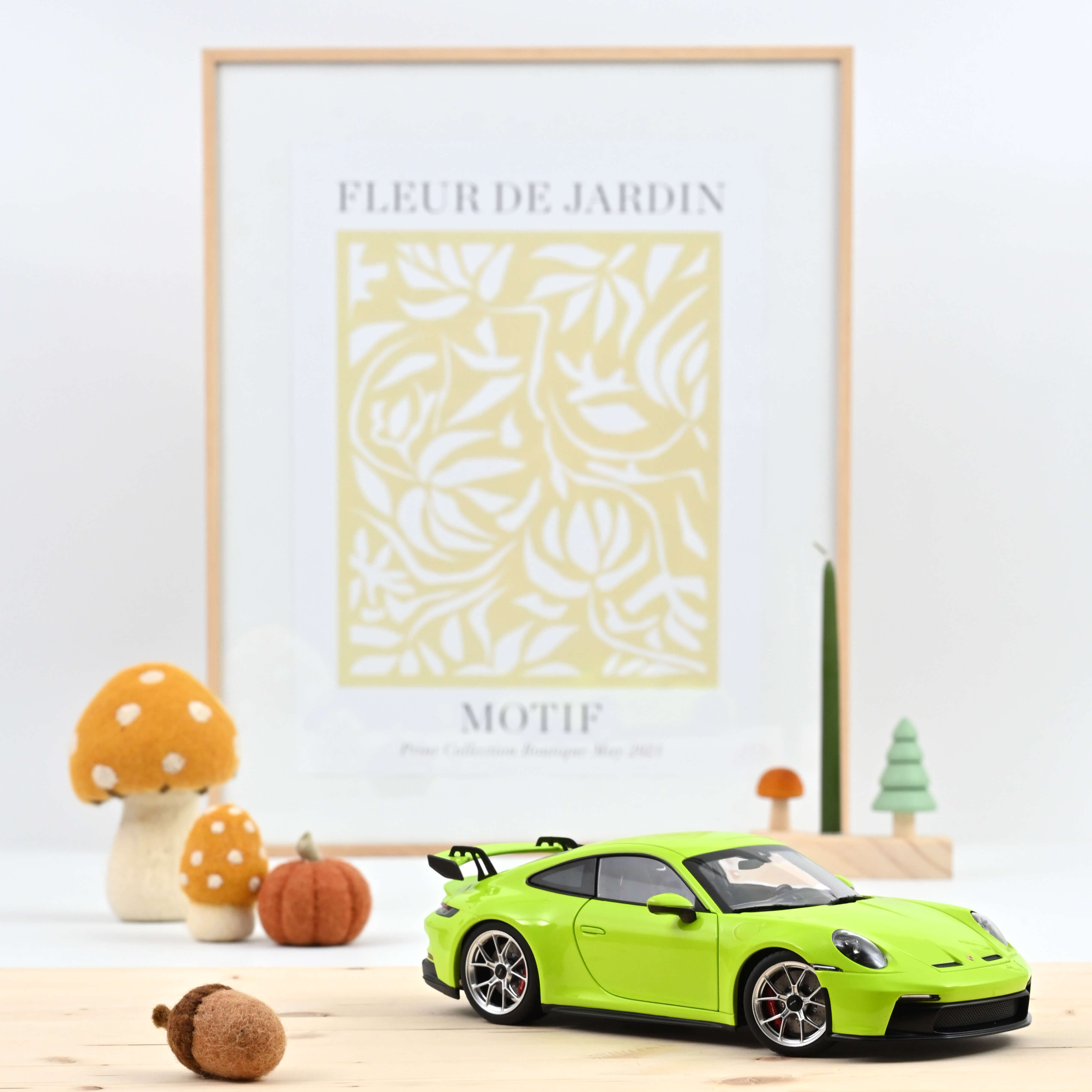 norev-porsche-911-gt3-2021-modellino-auto-1-18-verde-acido image 1