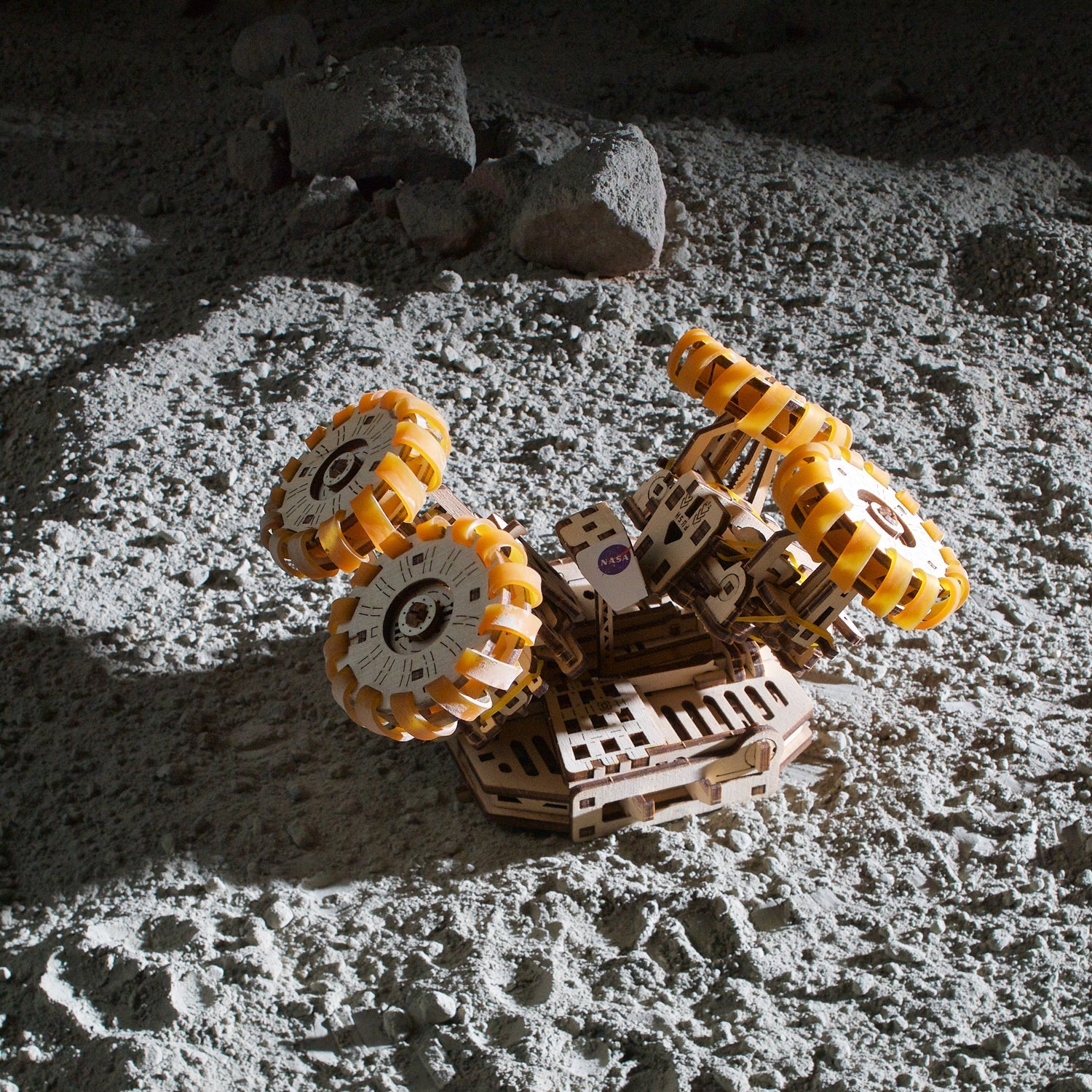 ugears-nasa-lunar-rover-rover-lunare-apollo-in-legno-da-costruire image 7