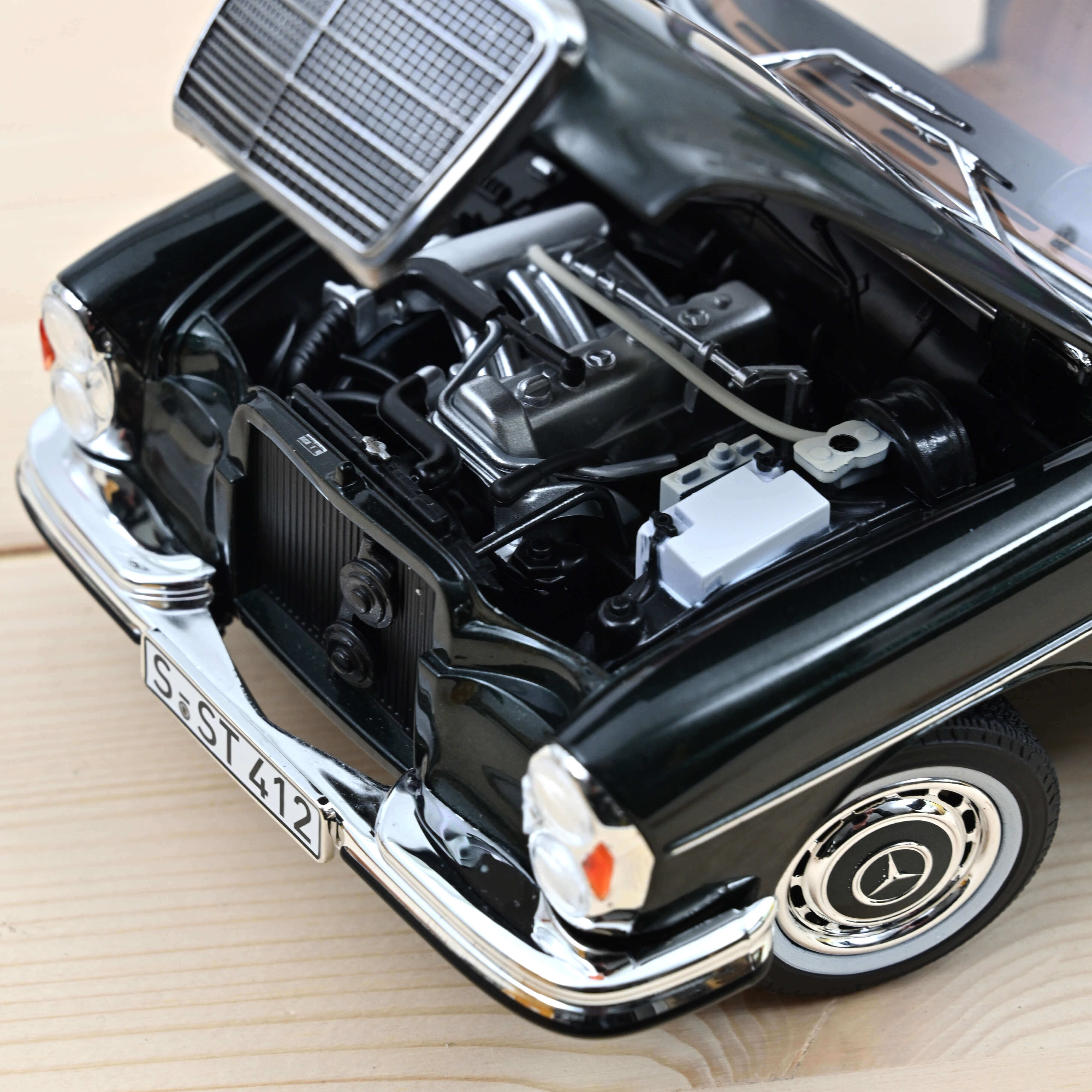 norev-mercedes-benz-280-se-w108-1968-modellino-auto-1-18-verde-pino image 3