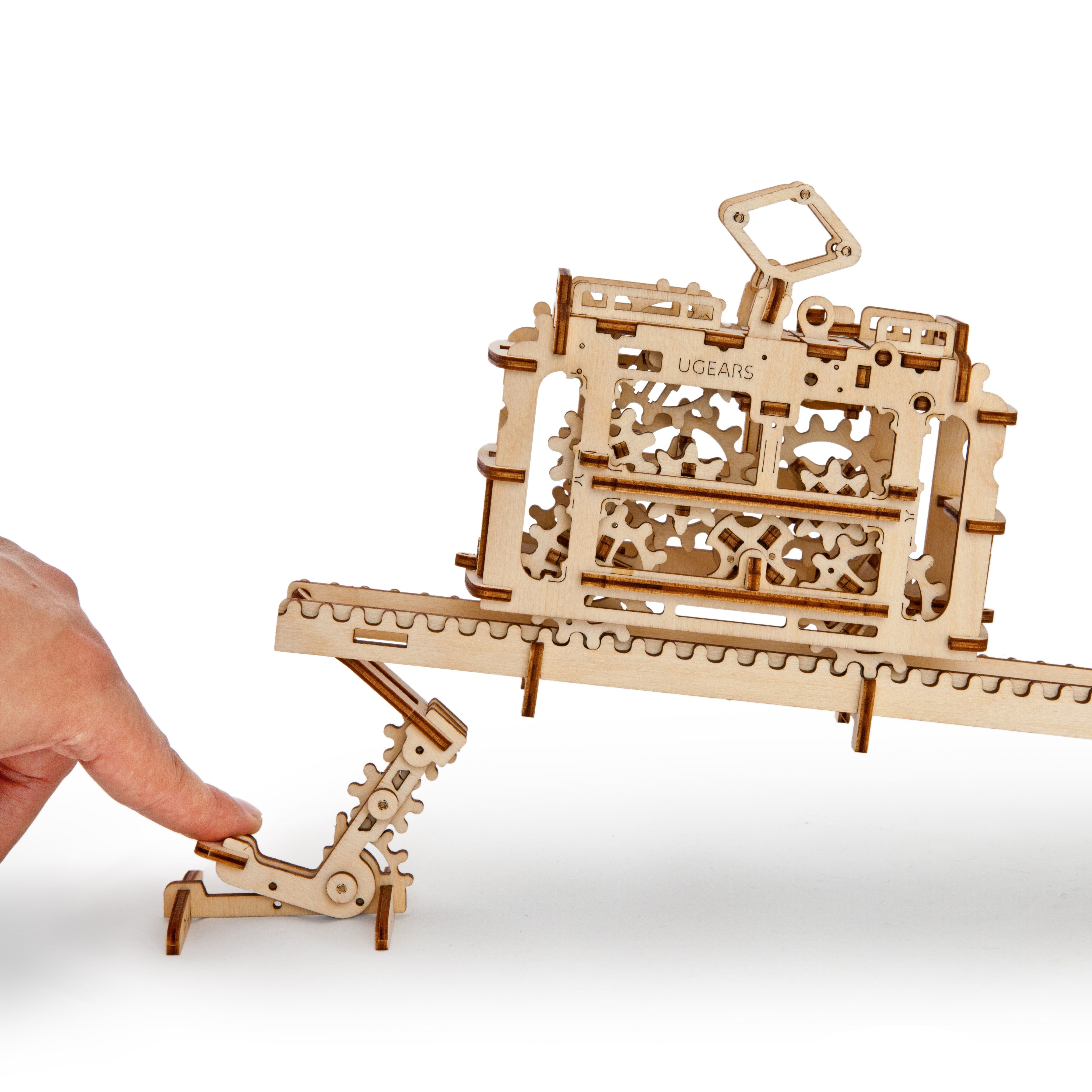 ugears-tram-on-rails-modellino-meccanico-in-legno-con-binari image 3