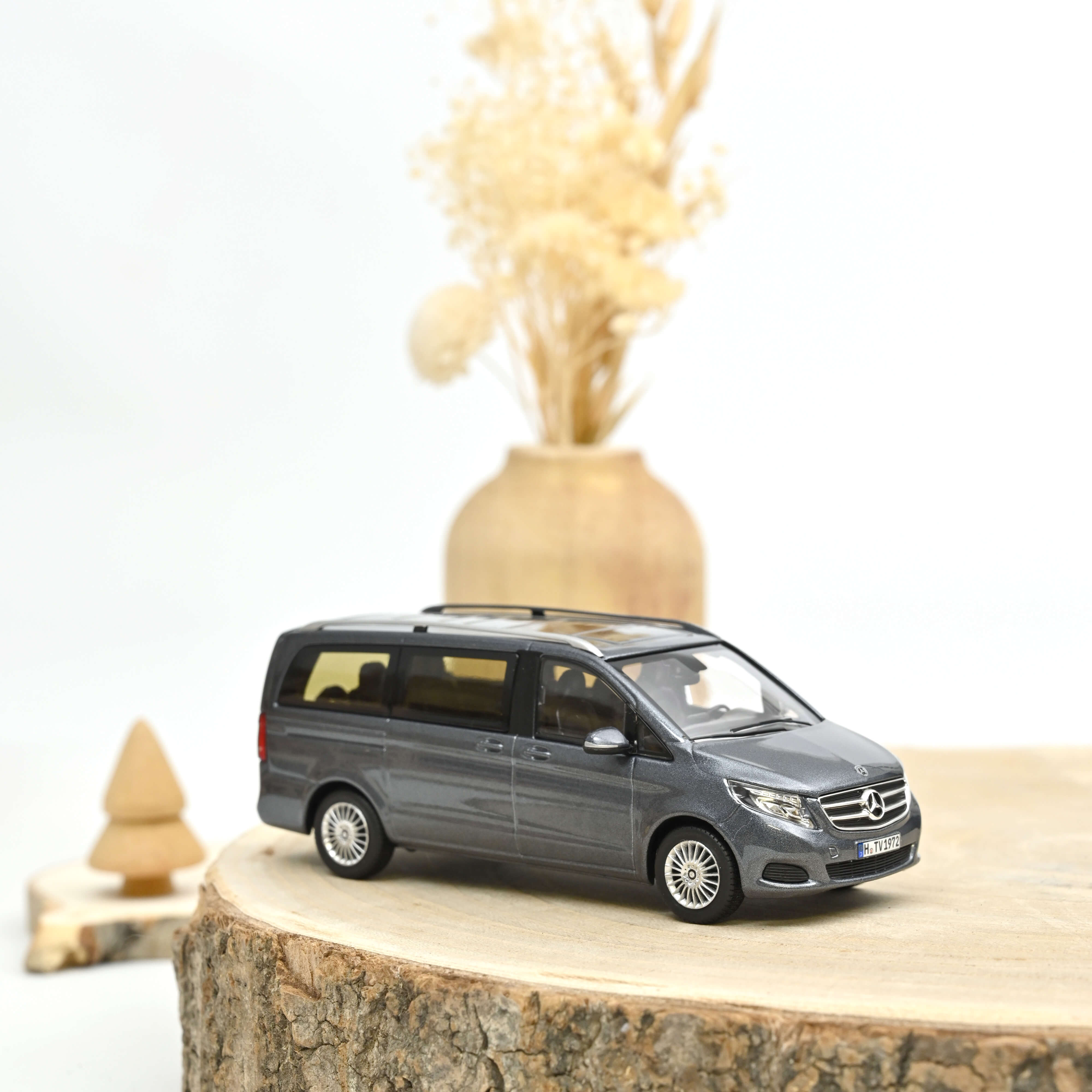 norev-mercedes-benz-classe-v-2015-grigio-metallizzato-modellino-1-43 image 1