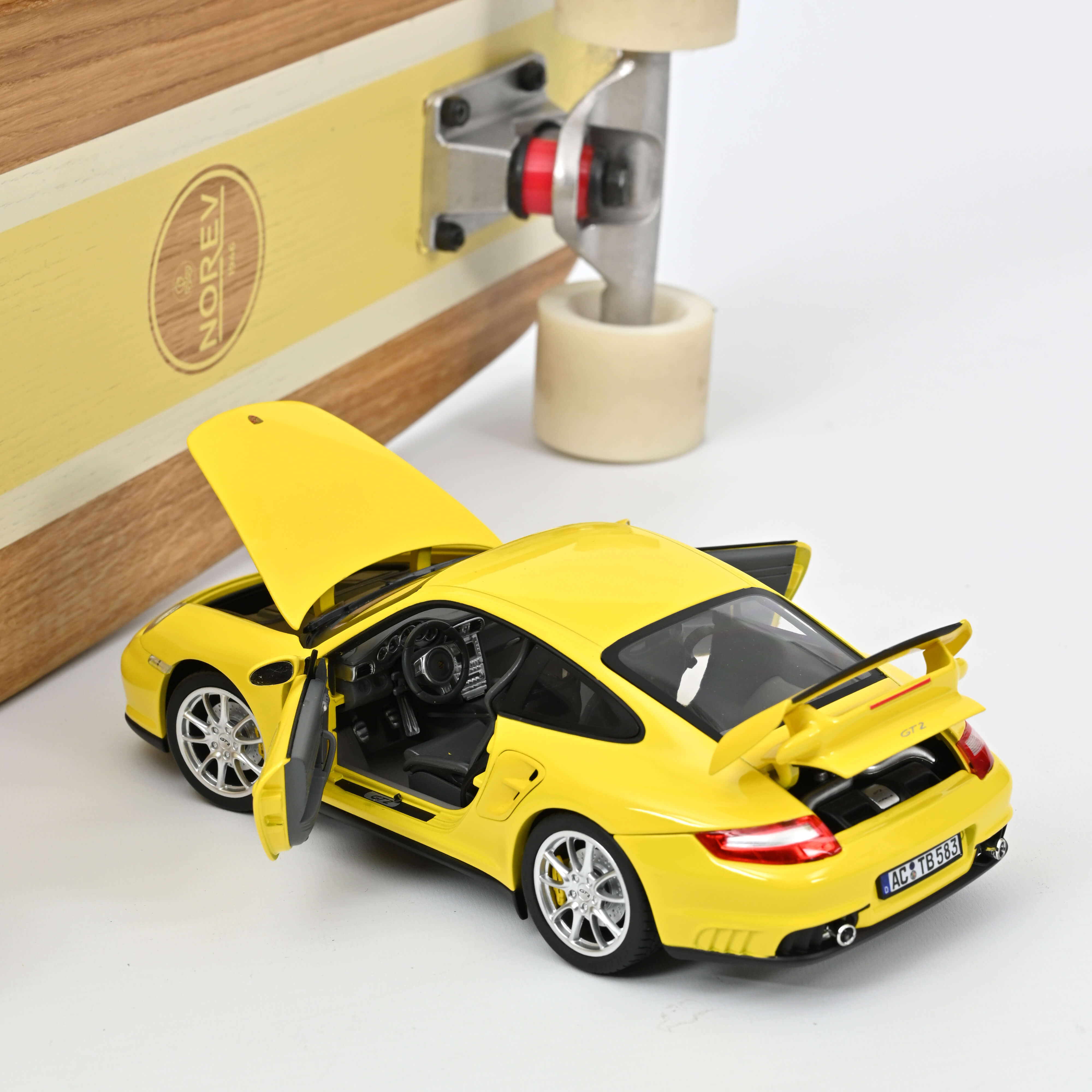 norev-porsche-911-gt2-2010-gialla-1-18-esclusiva-web-200-pz-non-numerata image 3
