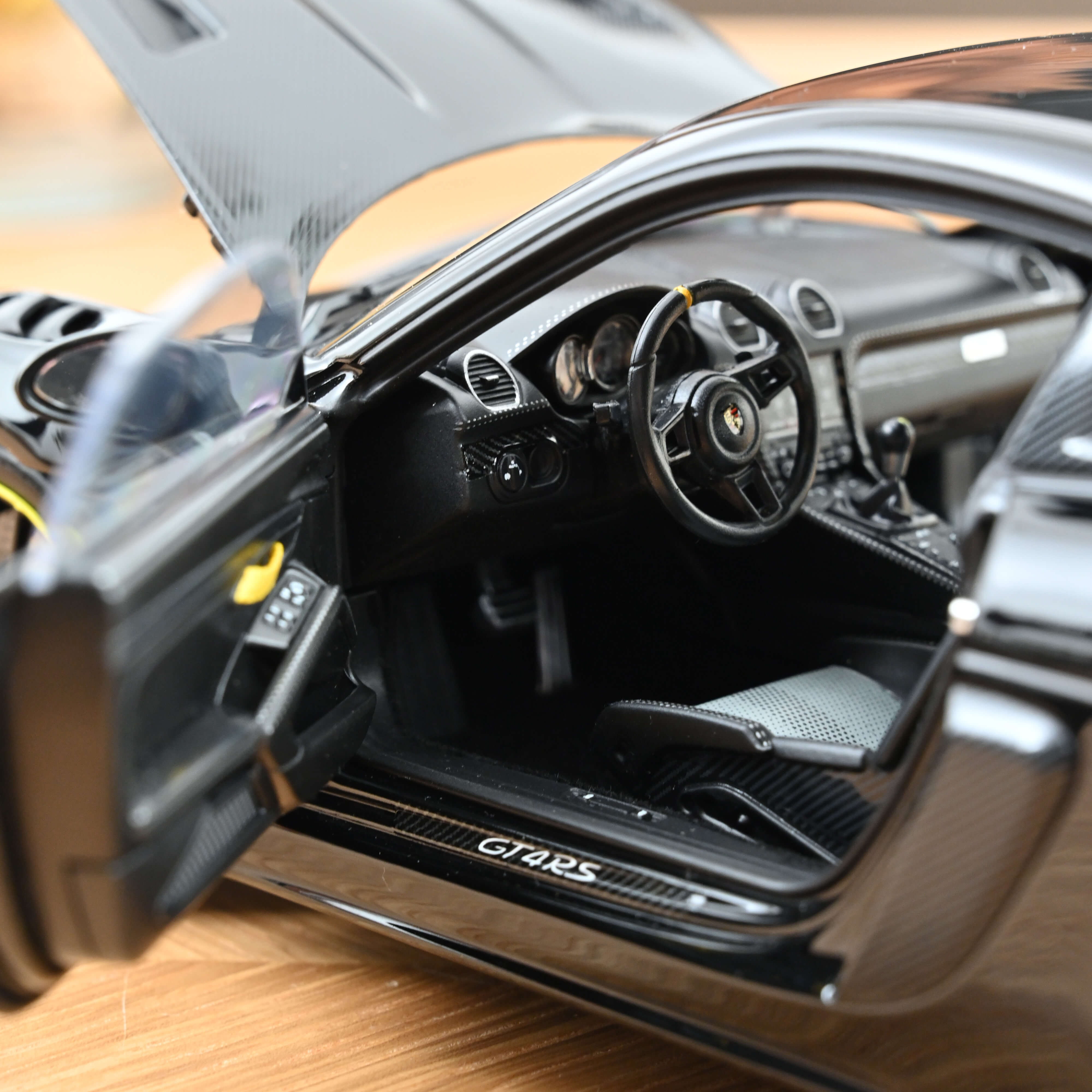 norev-porsche-cayman-gt4-rs-pack-weissach-2023-nero-modellino-1-18-edizione-300p image 4