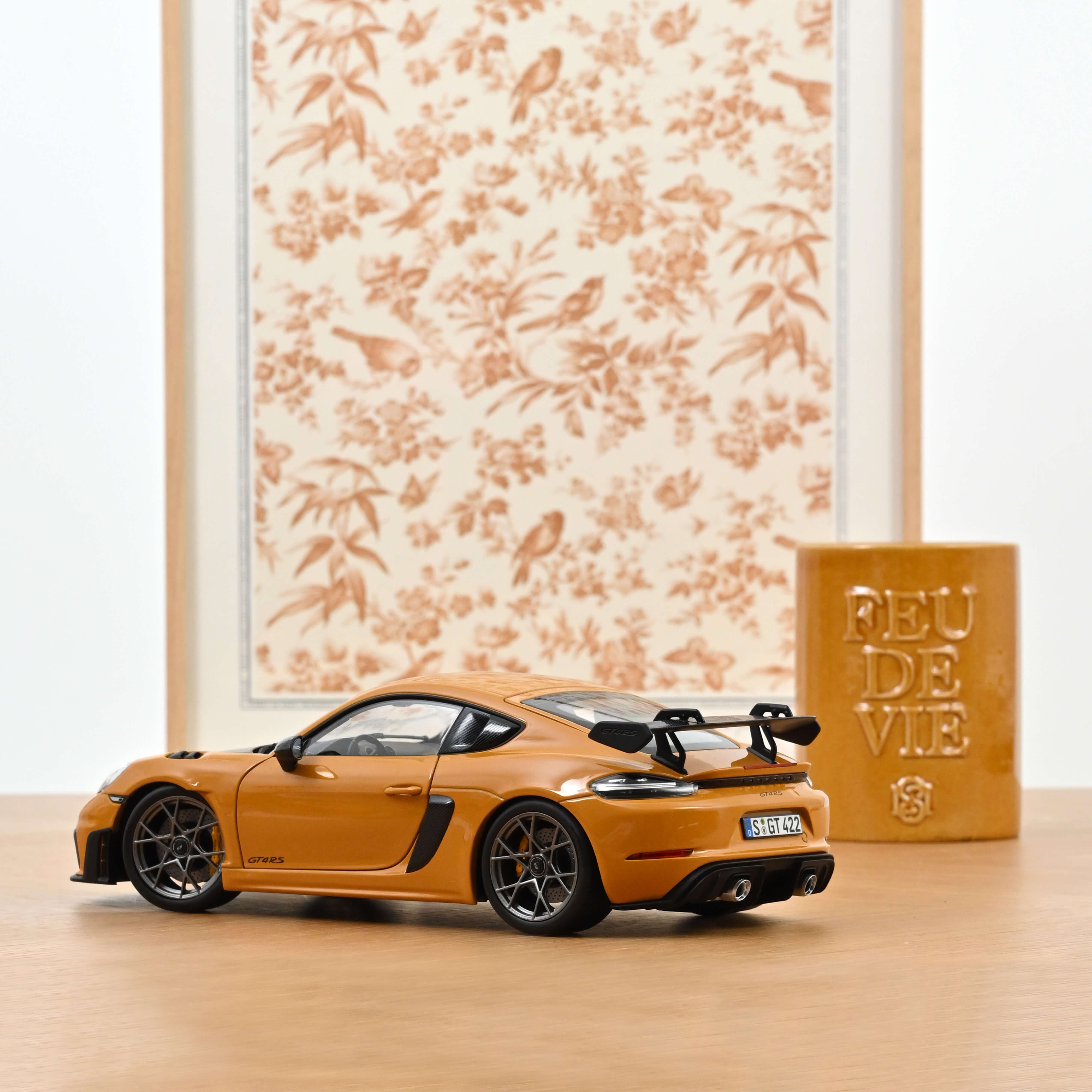 norev-porsche-cayman-gt4-rs-pack-weissach-2023-giallo-bahama-1-18-modellino-die- image 3