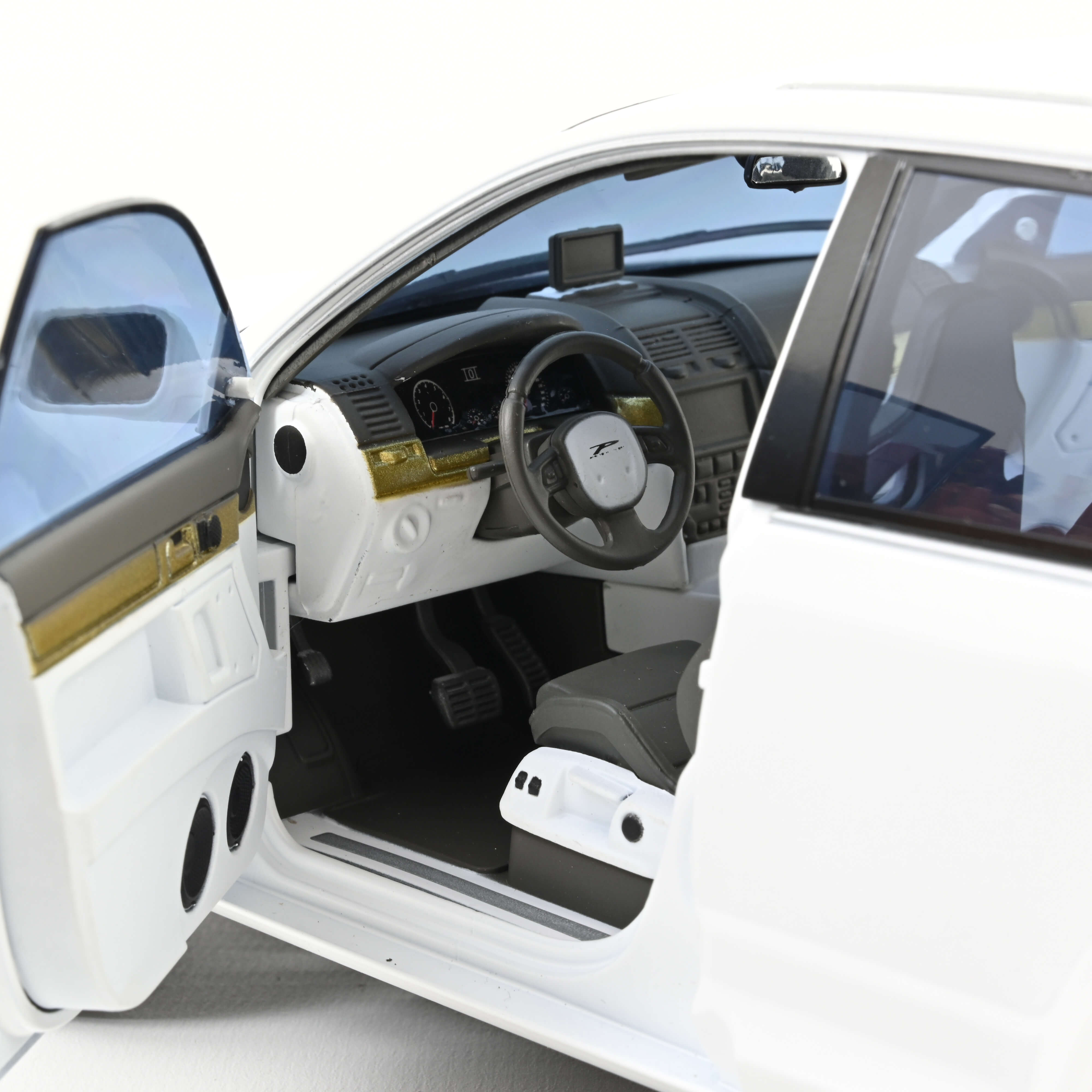 norev-vw-p24-by-parotech-2008-blanc-mat-1-18-modellino-die-cast image 5