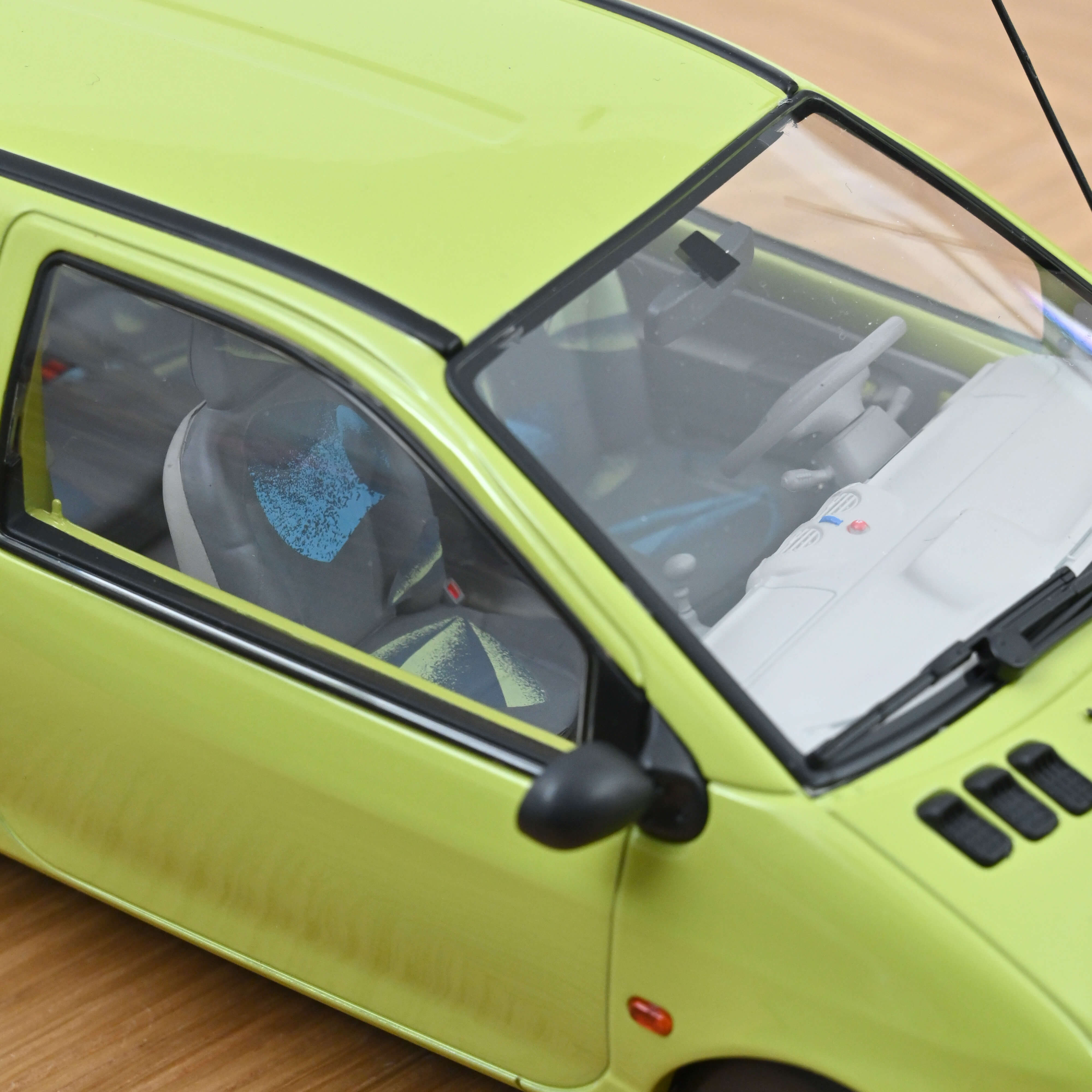 norev-renault-twingo-1998-modellino-1-18-giallo-anice image 3