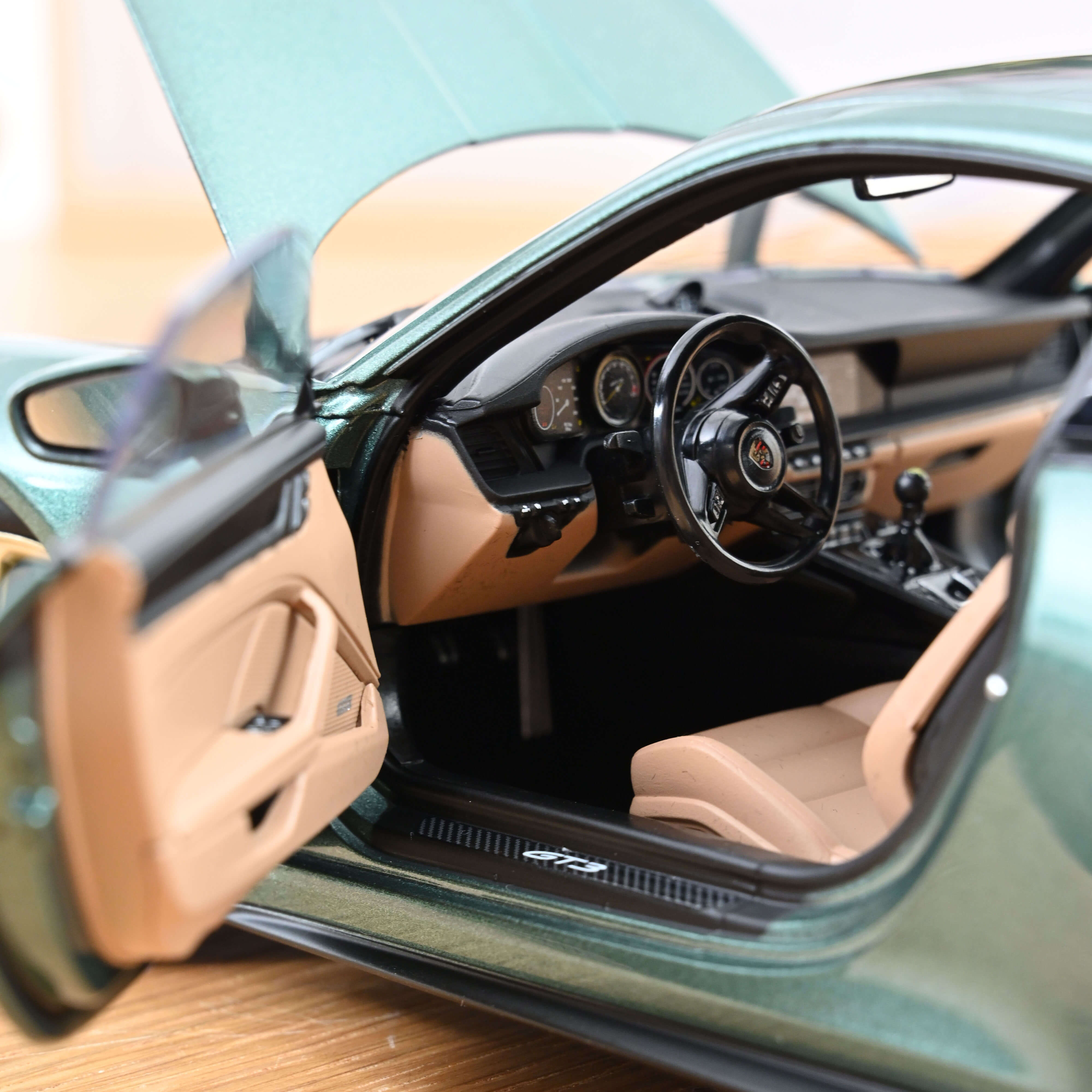 norev-porsche-911-gt3-con-pack-touring-2021-verde-malachite-1-18 image 4