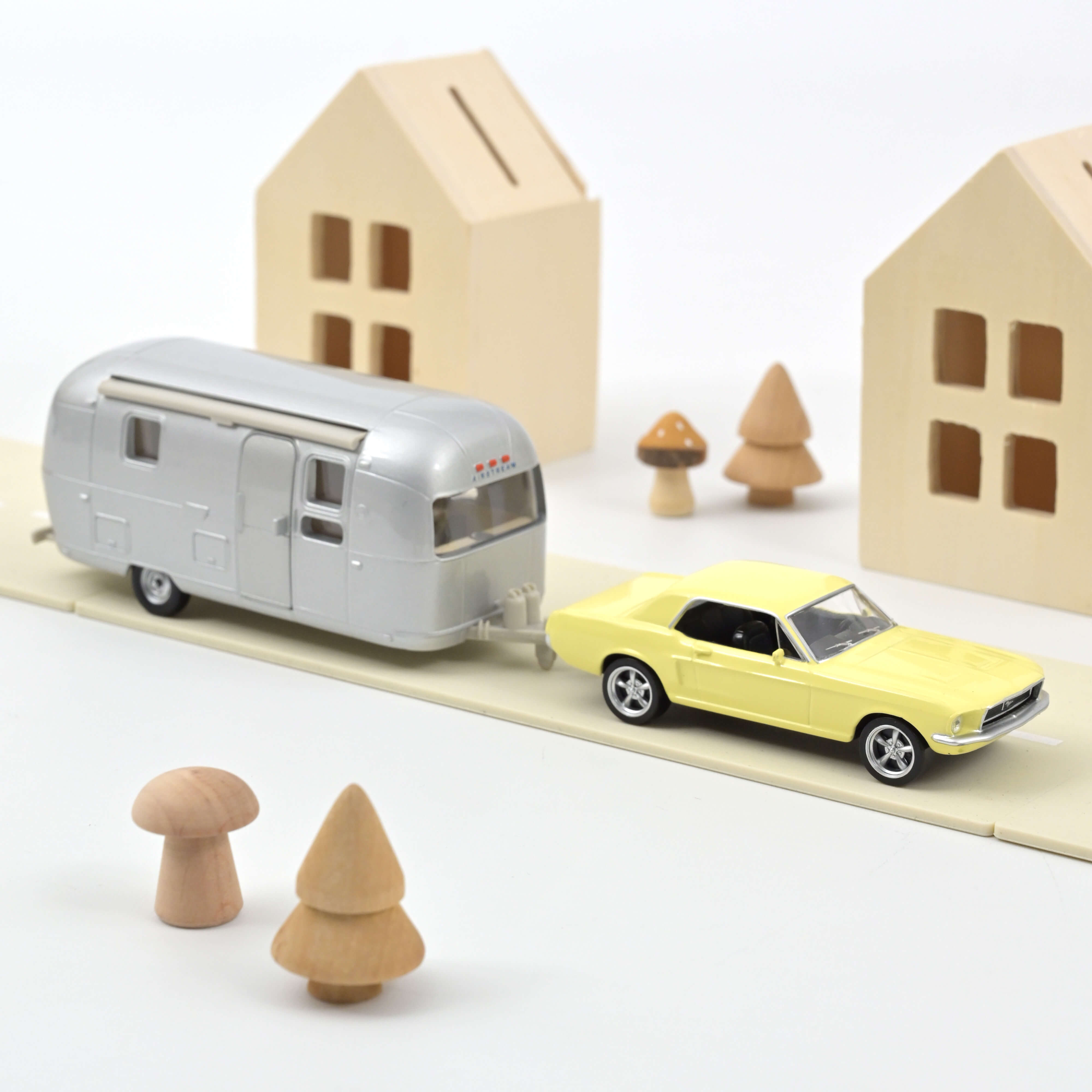 norev-ford-mustang-1968-giallo-meadowlark-roulotte-airstream-1-43-set-auto-d-epo image 1